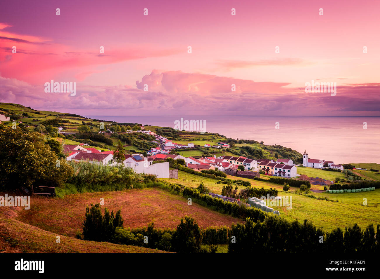 Di un bel colore rosa sunrise in un villaggio del nordeste, isola Sao Miguel, Azzorre, Portogallo Foto Stock