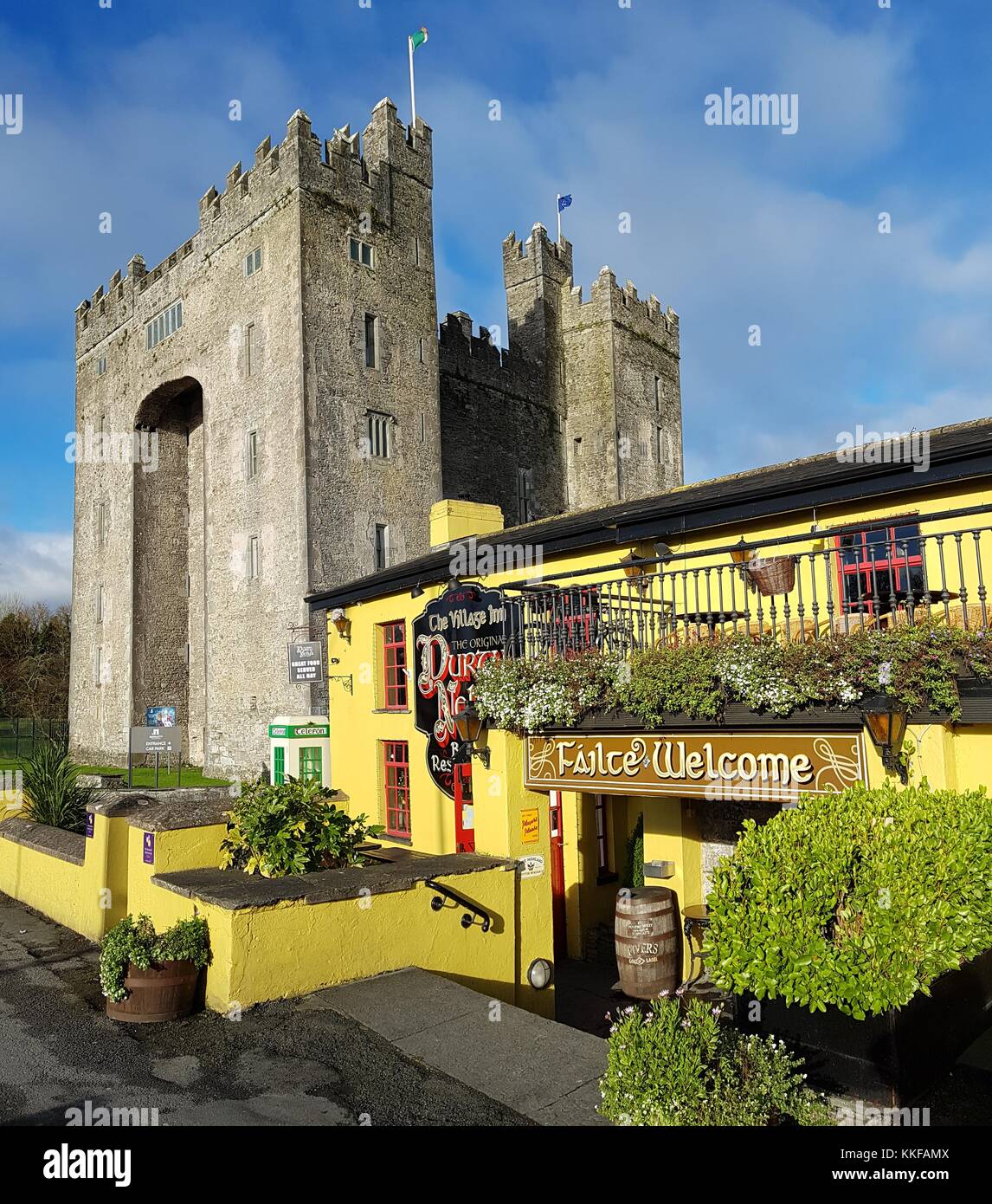 Il castello di Bunratty e durty Nelly's pub irlandese, Irlanda - 30 nov 2017: bellissima vista dell'Irlanda più famoso castello e pub irlandese nella contea di Clare. fa Foto Stock