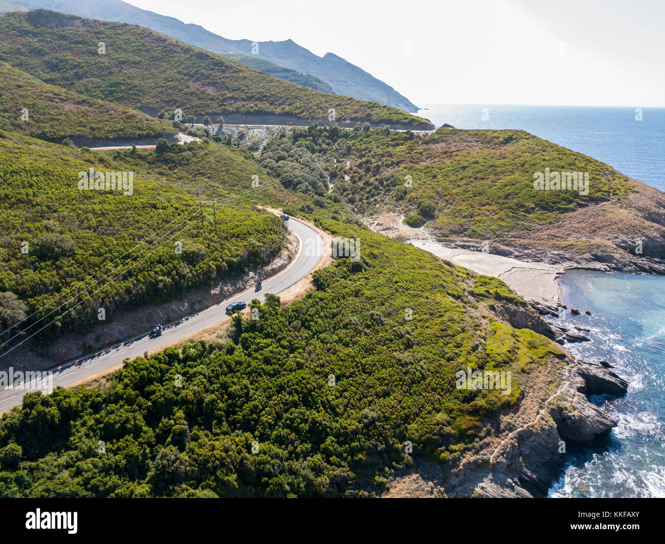 Vista aerea della costa della Corsica, strade tortuose e insenature con il mare cristallino. Cap Corse Penisola, Corsica. Costa. Golfo di Aliso. Francia Foto Stock