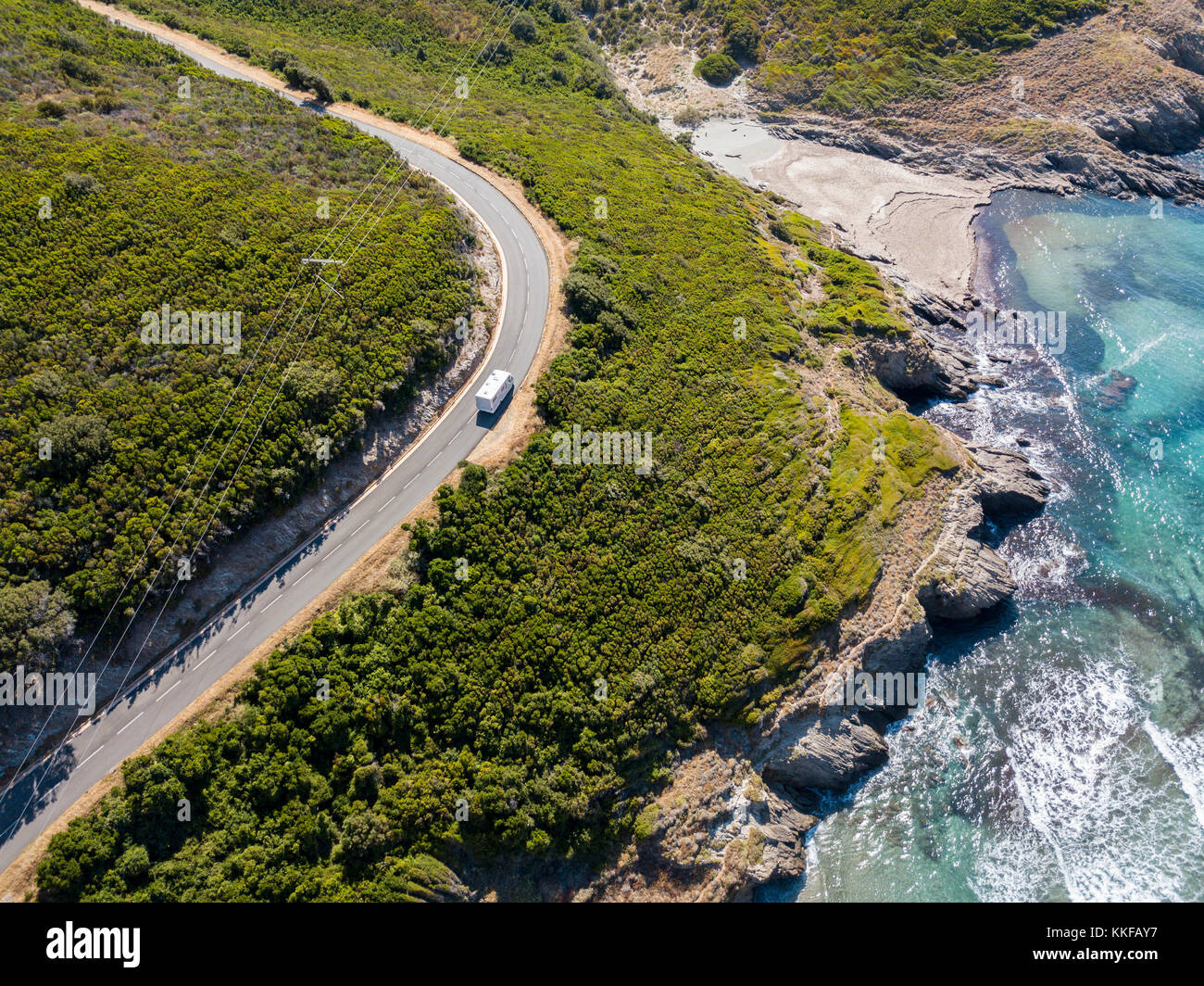 Vista aerea della costa della Corsica, strade tortuose e insenature con il mare cristallino. Cap Corse Penisola, Corsica. Costa. Golfo di Aliso. Francia Foto Stock