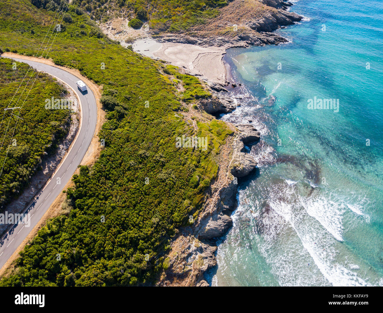 Vista aerea della costa della Corsica, strade tortuose e insenature con il mare cristallino. Cap Corse Penisola, Corsica. Costa. Golfo di Aliso. Francia Foto Stock