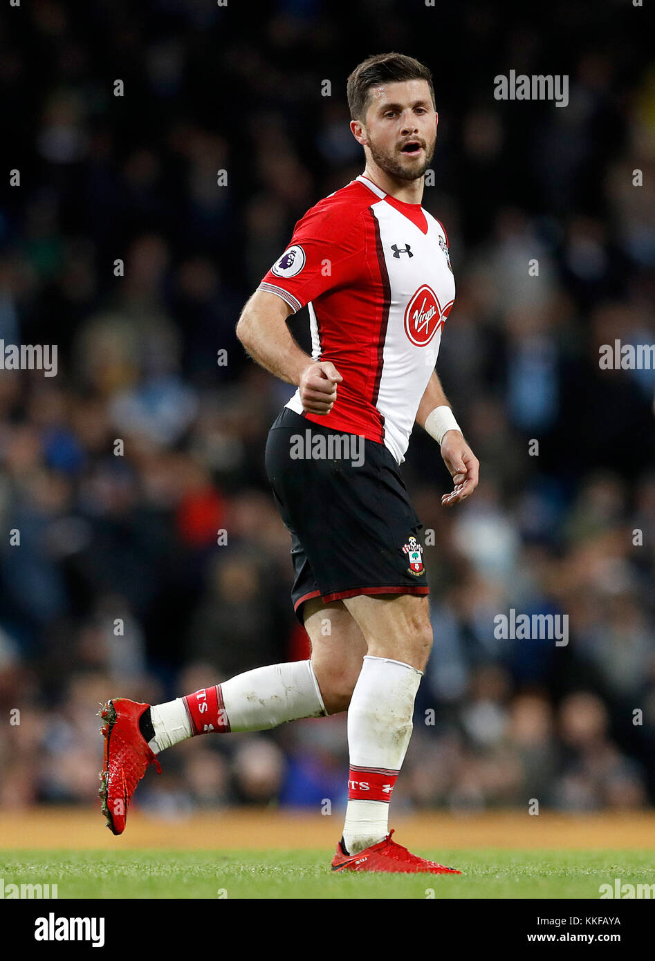 Southampton's Shane Long durante la partita della Premier League all'Etihad Stadium di Manchester. PREMERE ASSOCIAZIONE foto. Data immagine: Mercoledì 29 novembre 2017. Guarda la storia di calcio della PA Man City. Il credito fotografico dovrebbe essere: Martin Rickett/PA Wire. RESTRIZIONI: Nessun utilizzo con audio, video, dati, elenchi di apparecchi, logo di club/campionato o servizi "live" non autorizzati. L'uso in-match online è limitato a 75 immagini, senza emulazione video. Nessun utilizzo nelle scommesse, nei giochi o nelle pubblicazioni di singoli club/campionati/giocatori. Foto Stock