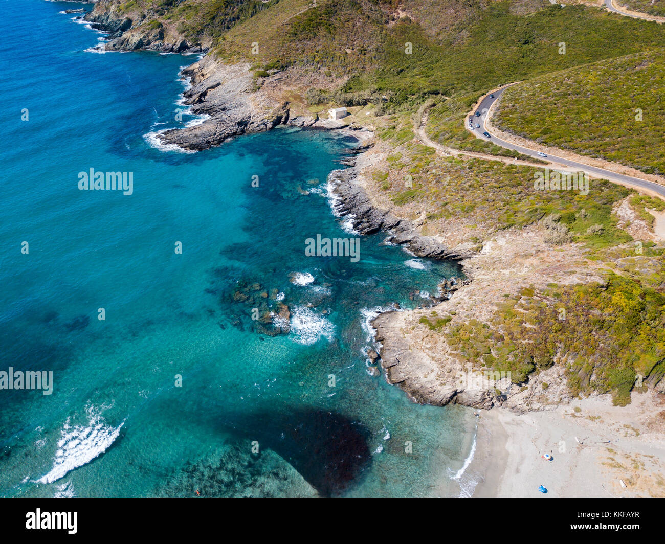 Vista aerea della costa della Corsica, strade tortuose e insenature con il mare cristallino. Cap Corse Penisola, Corsica. Costa. Golfo di Aliso. Francia Foto Stock