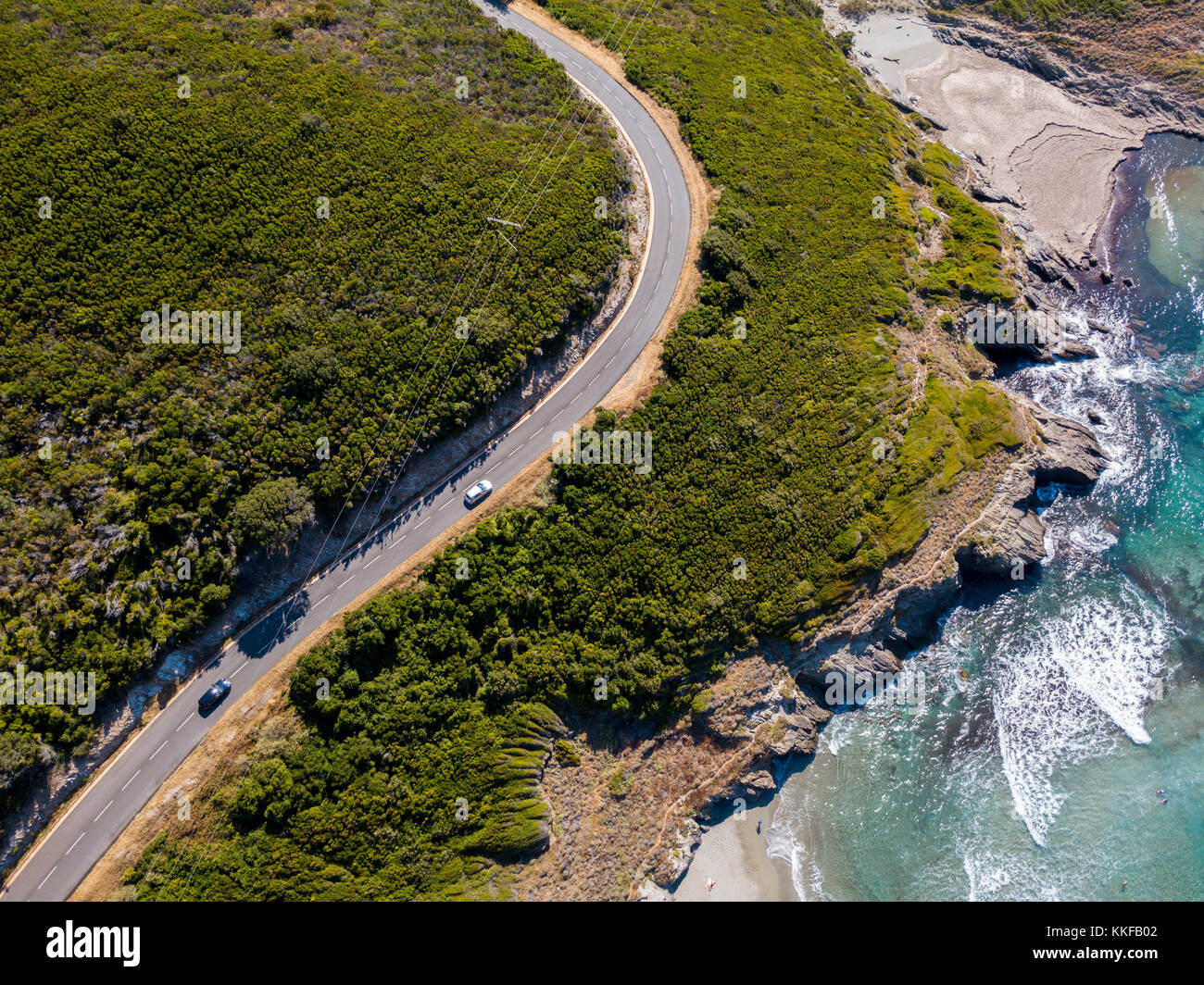 Vista aerea della costa della Corsica, strade tortuose e insenature con il mare cristallino. Cap Corse Penisola, Corsica. Costa. Golfo di Aliso. Francia Foto Stock