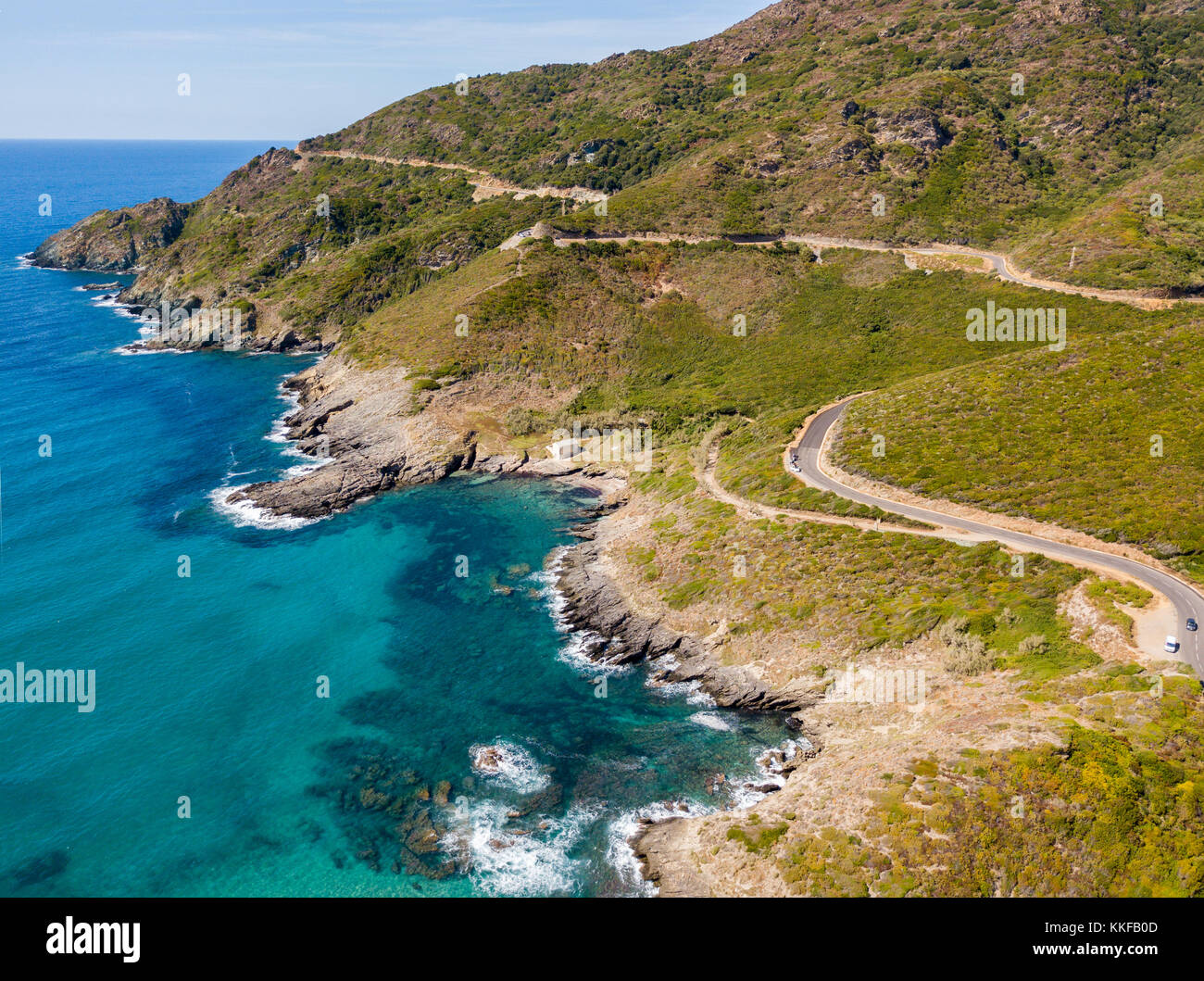 Vista aerea della costa della Corsica, strade tortuose e insenature con il mare cristallino. Cap Corse Penisola, Corsica. Costa. Golfo di Aliso. Francia Foto Stock