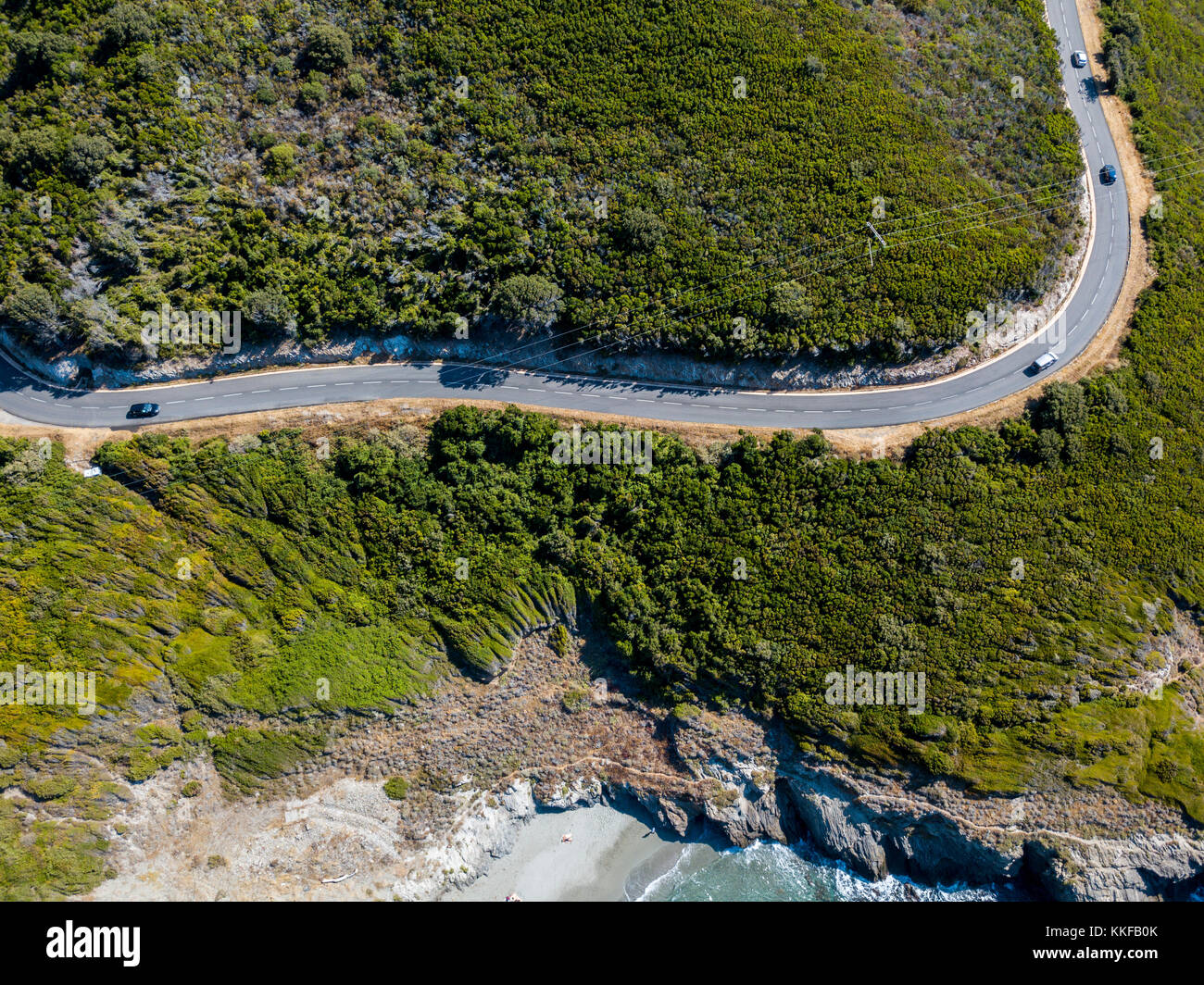 Vista aerea della costa della Corsica, strade tortuose e insenature con il mare cristallino. Cap Corse Penisola, Corsica. Costa. Golfo di Aliso. Francia Foto Stock