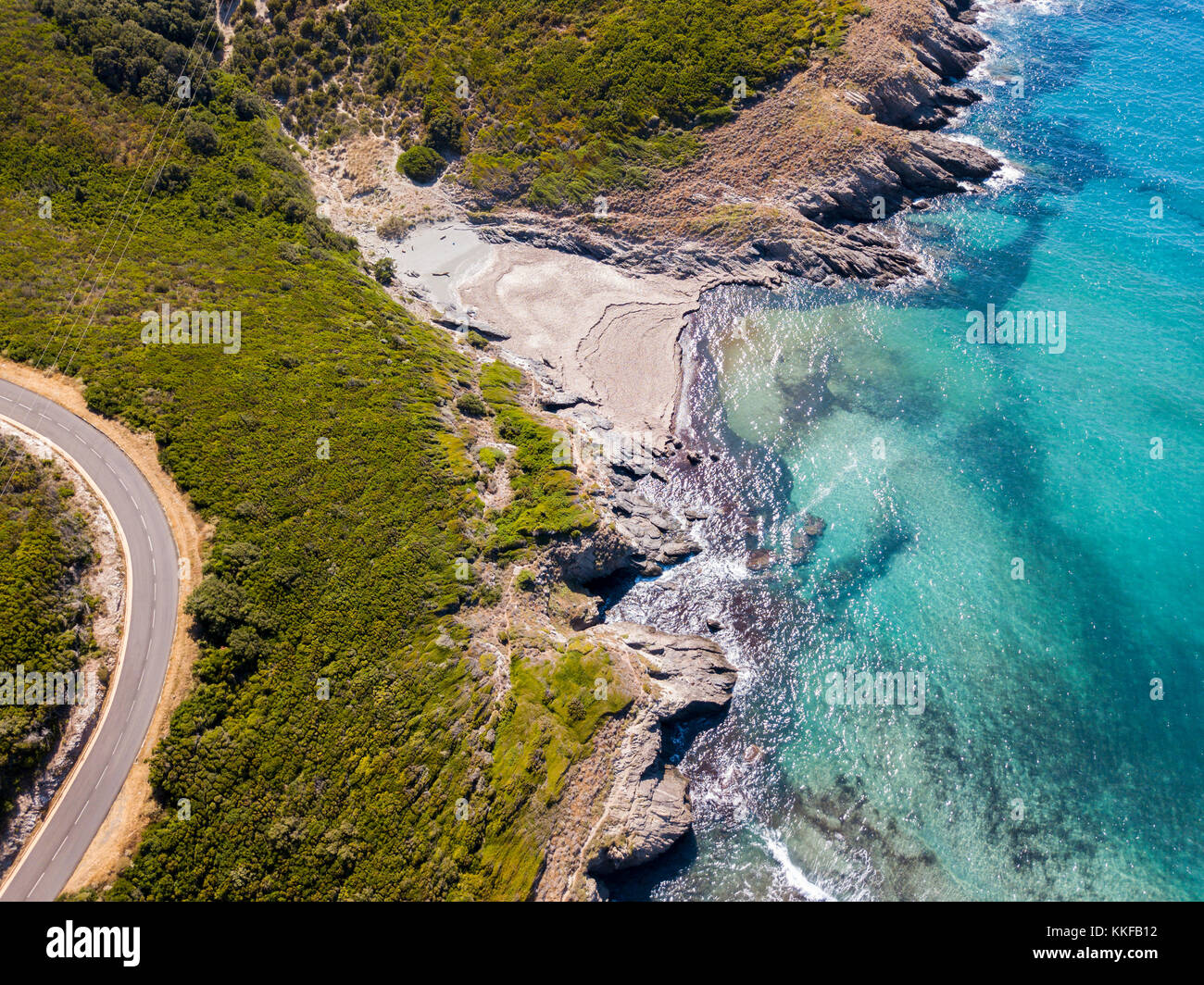 Vista aerea della costa della Corsica, strade tortuose e insenature con il mare cristallino. Cap Corse Penisola, Corsica. Costa. Golfo di Aliso. Francia Foto Stock