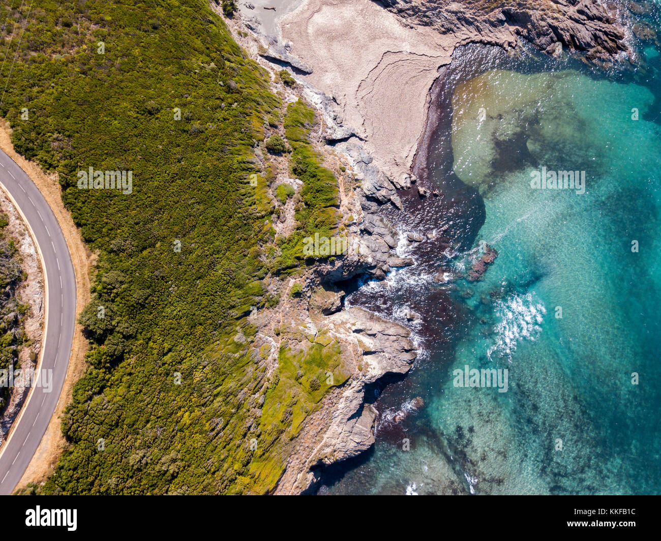 Vista aerea della costa della Corsica, strade tortuose e insenature con il mare cristallino. Cap Corse Penisola, Corsica. Costa. Golfo di Aliso. Francia Foto Stock