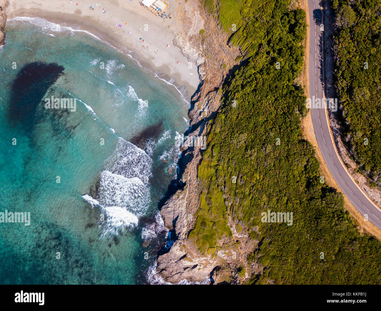 Vista aerea della costa della Corsica, strade tortuose e insenature con il mare cristallino. Cap Corse Penisola, Corsica. Costa. Golfo di Aliso. Francia Foto Stock