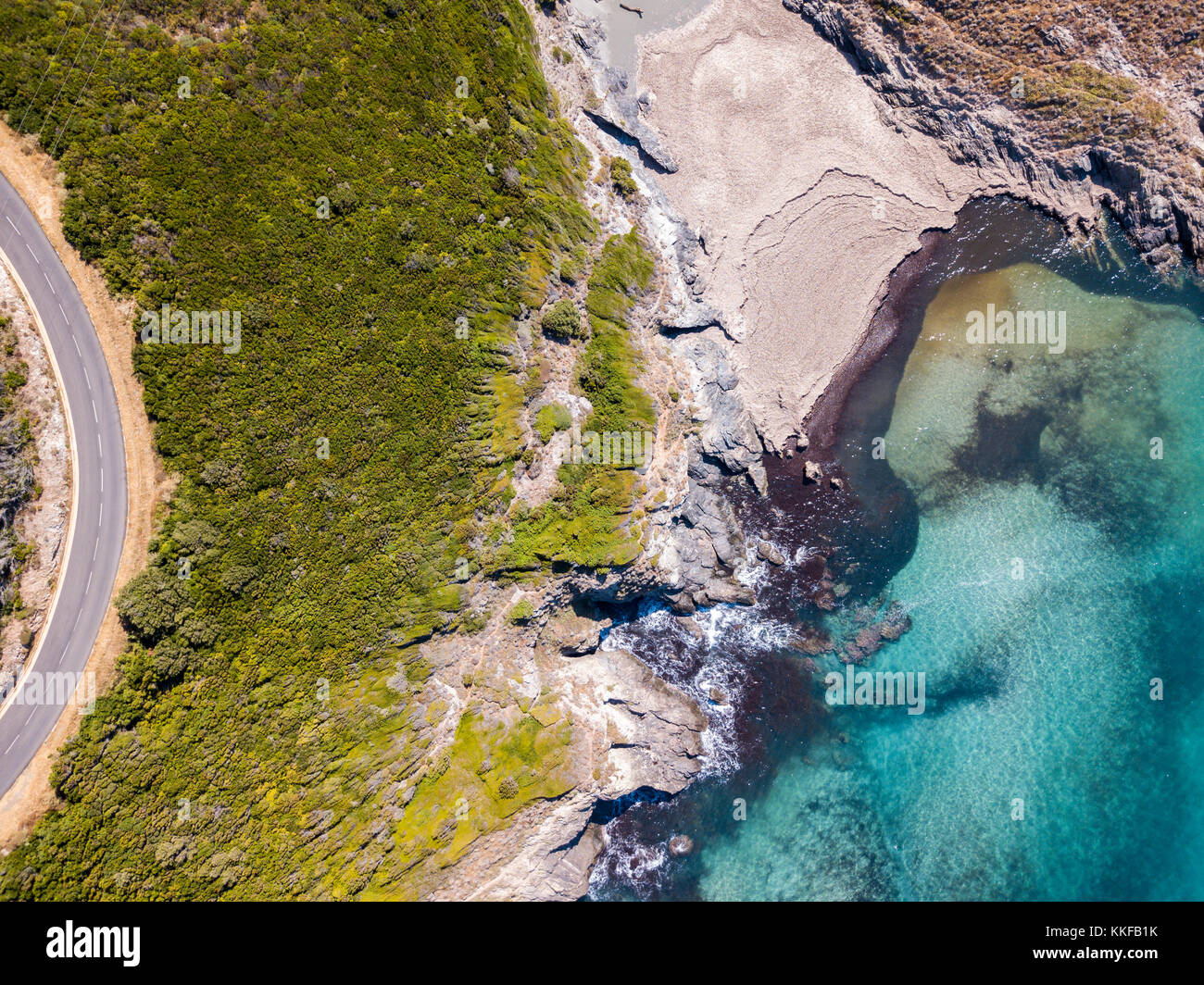 Vista aerea della costa della Corsica, strade tortuose e insenature con il mare cristallino. Cap Corse Penisola, Corsica. Costa. Golfo di Aliso. Francia Foto Stock