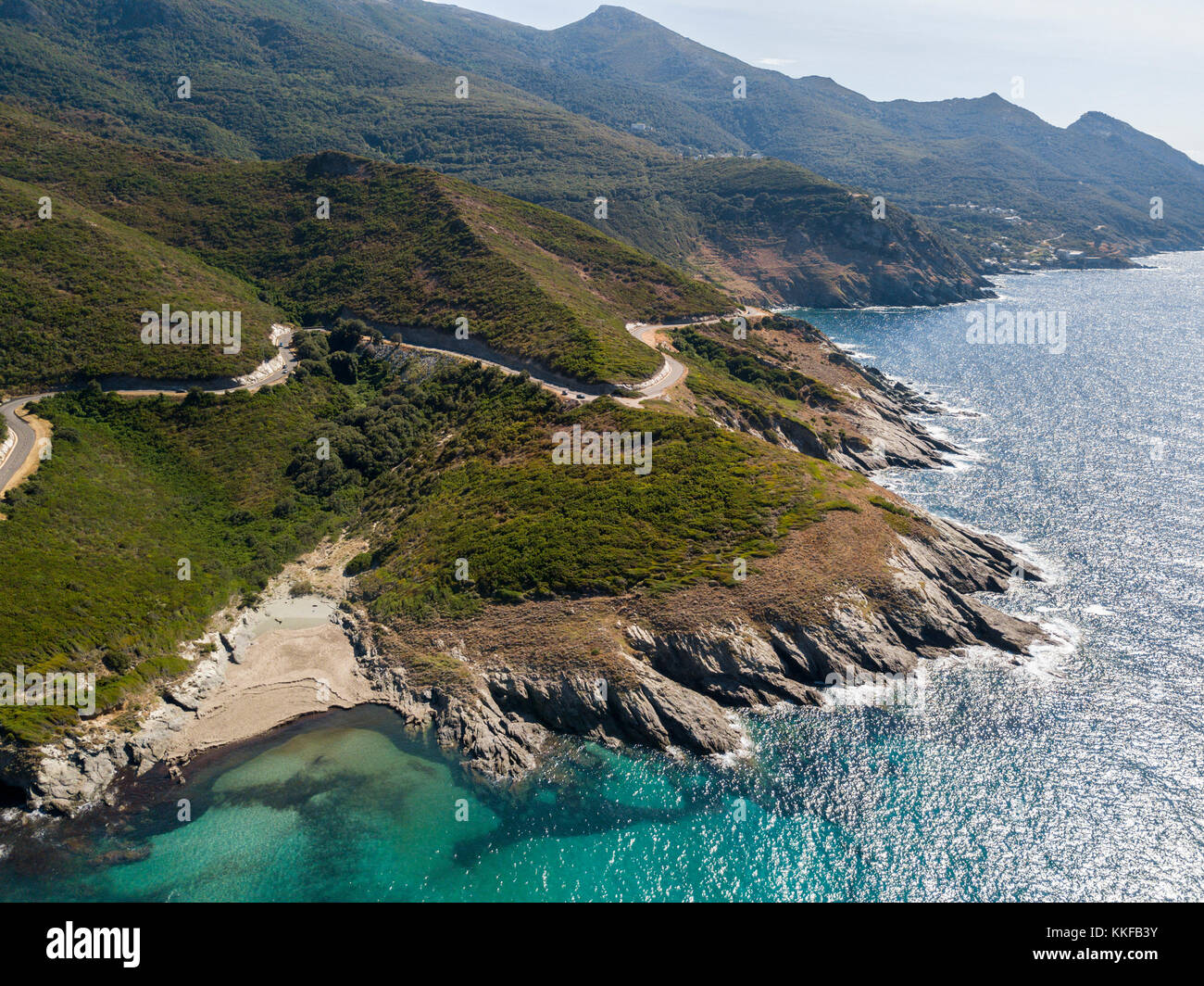 Vista aerea della costa della Corsica, strade tortuose e insenature con il mare cristallino. Cap Corse Penisola, Corsica. Costa. Golfo di Aliso. Francia Foto Stock