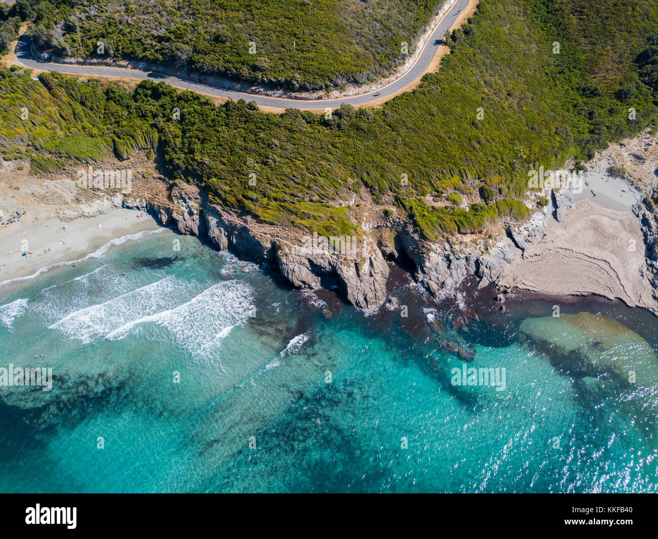 Vista aerea della costa della Corsica, strade tortuose e insenature con il mare cristallino. Cap Corse Penisola, Corsica. Costa. Golfo di Aliso. Francia Foto Stock