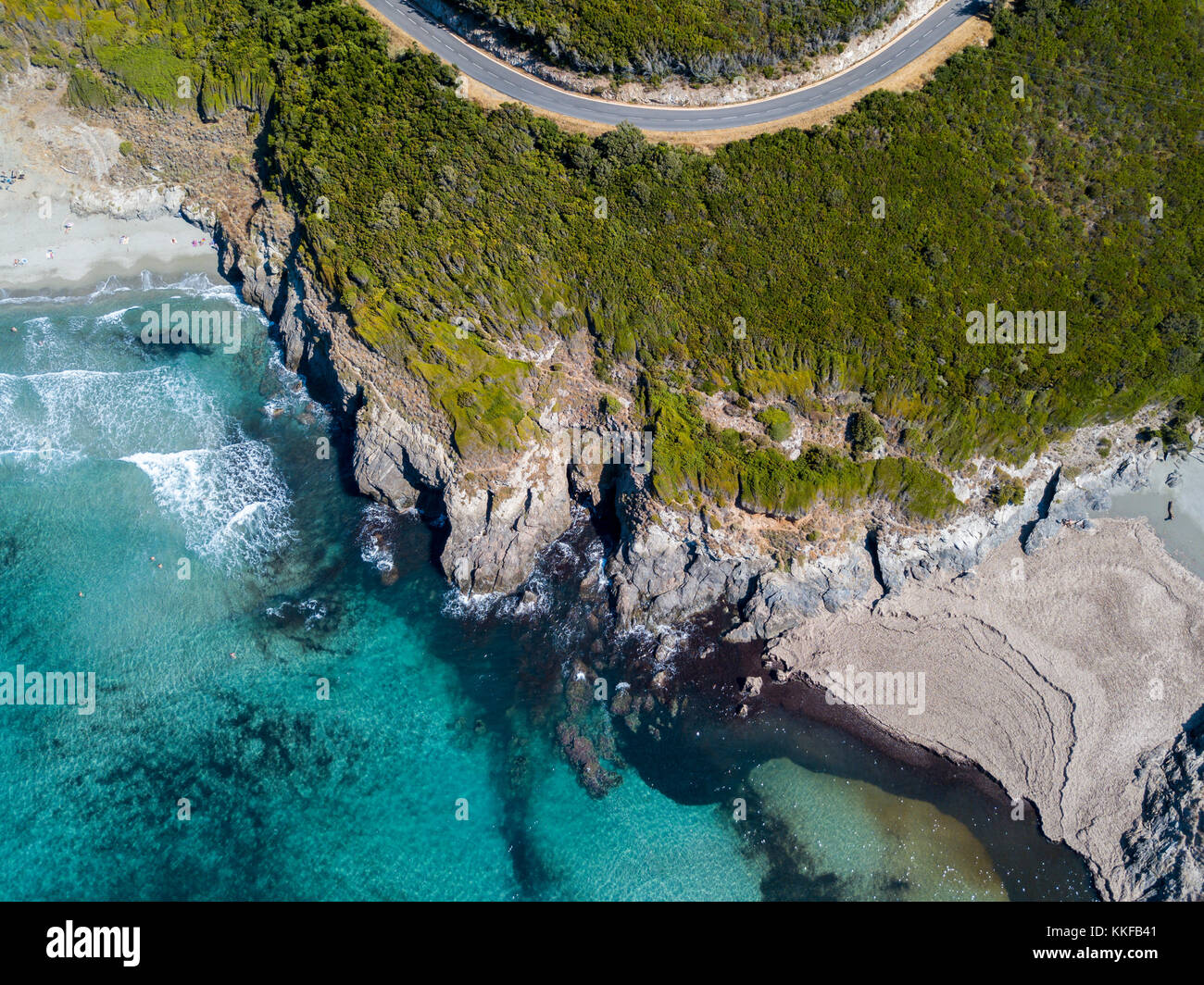 Vista aerea della costa della Corsica, strade tortuose e insenature con il mare cristallino. Cap Corse Penisola, Corsica. Costa. Golfo di Aliso. Francia Foto Stock
