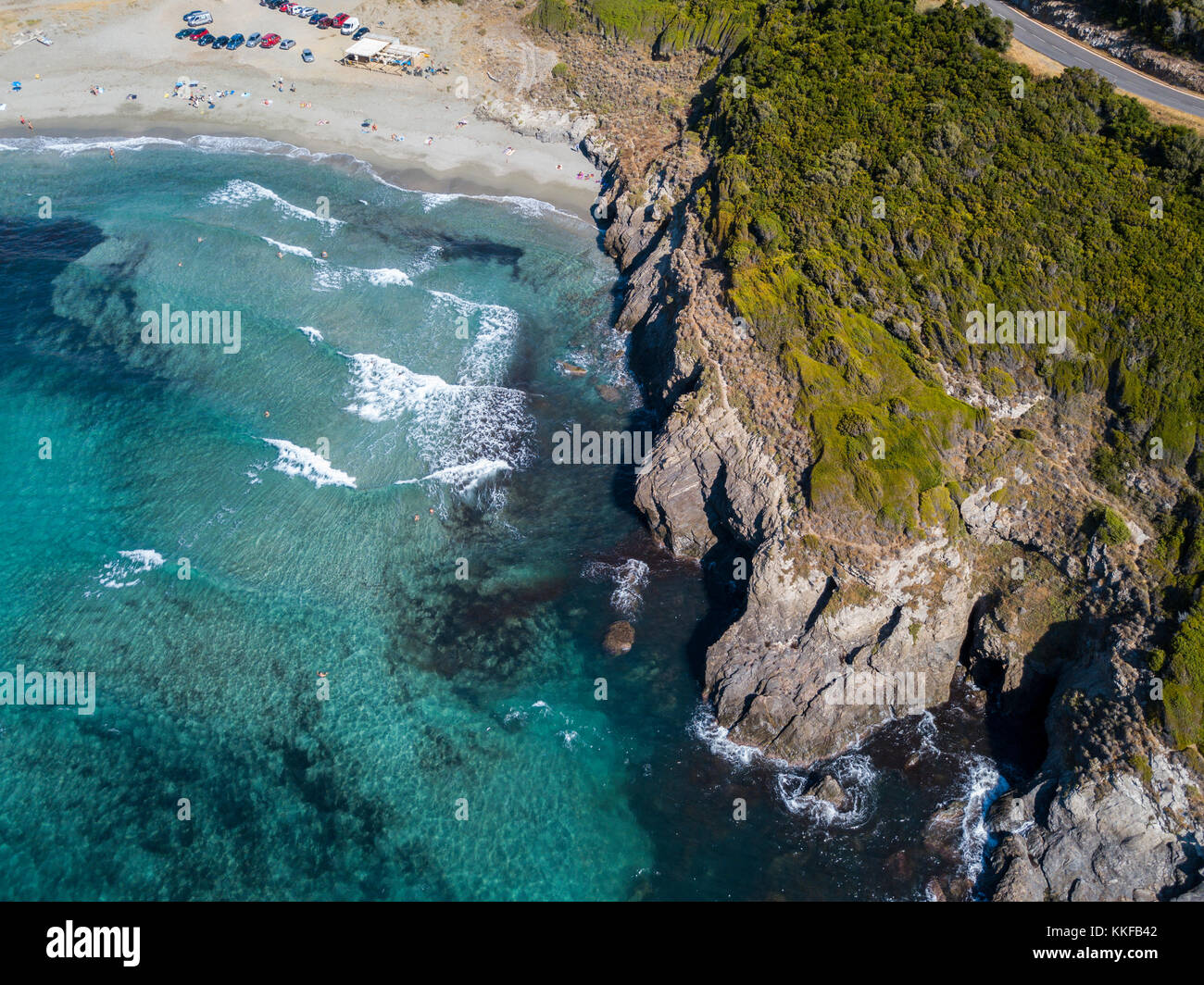 Vista aerea della costa della Corsica, strade tortuose e insenature con il mare cristallino. Cap Corse Penisola, Corsica. Costa. Golfo di Aliso. Francia Foto Stock