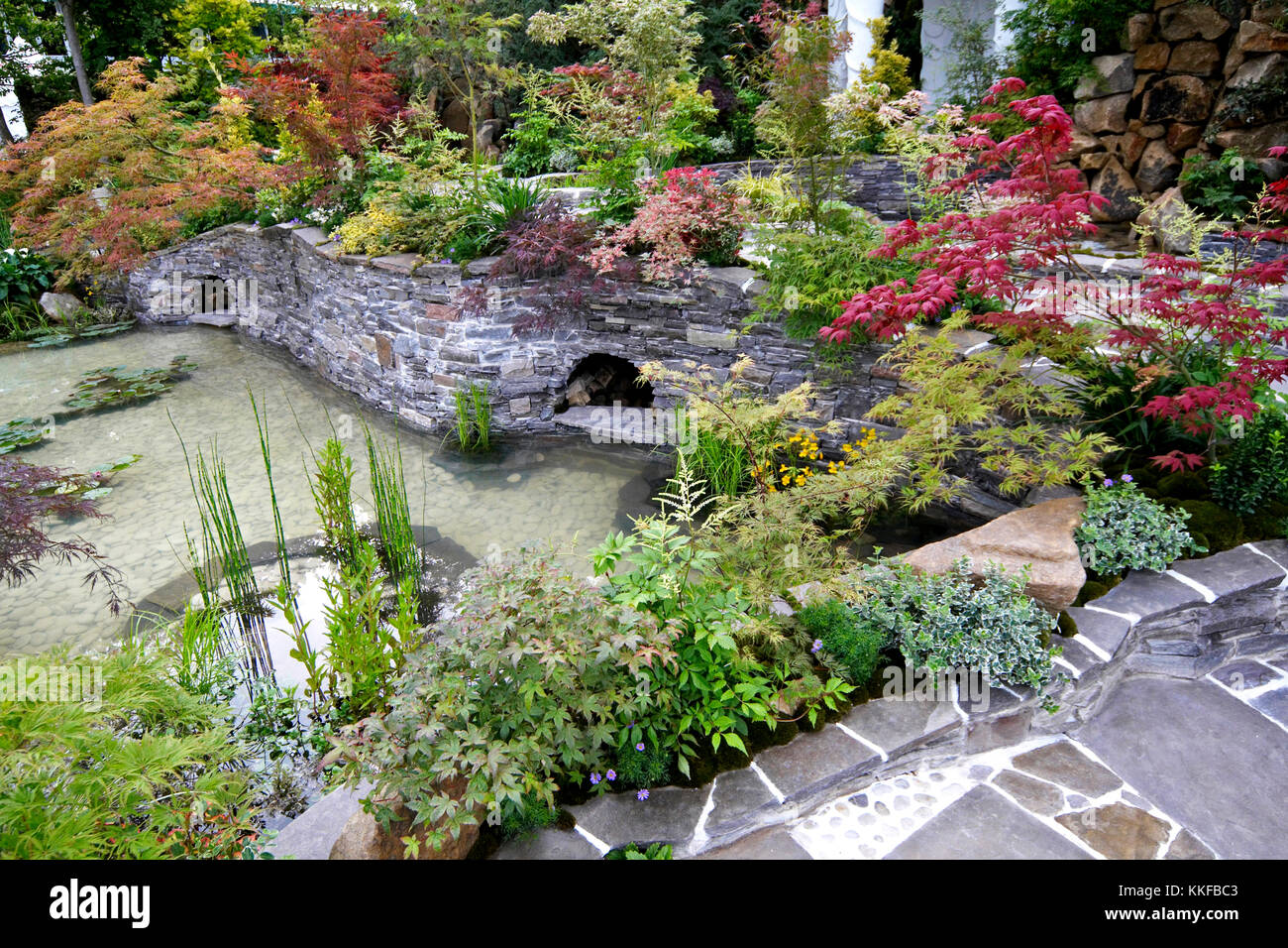 Un bellissimo paradiso acqua giapponese giardino ad ispirare i ricordi Foto Stock