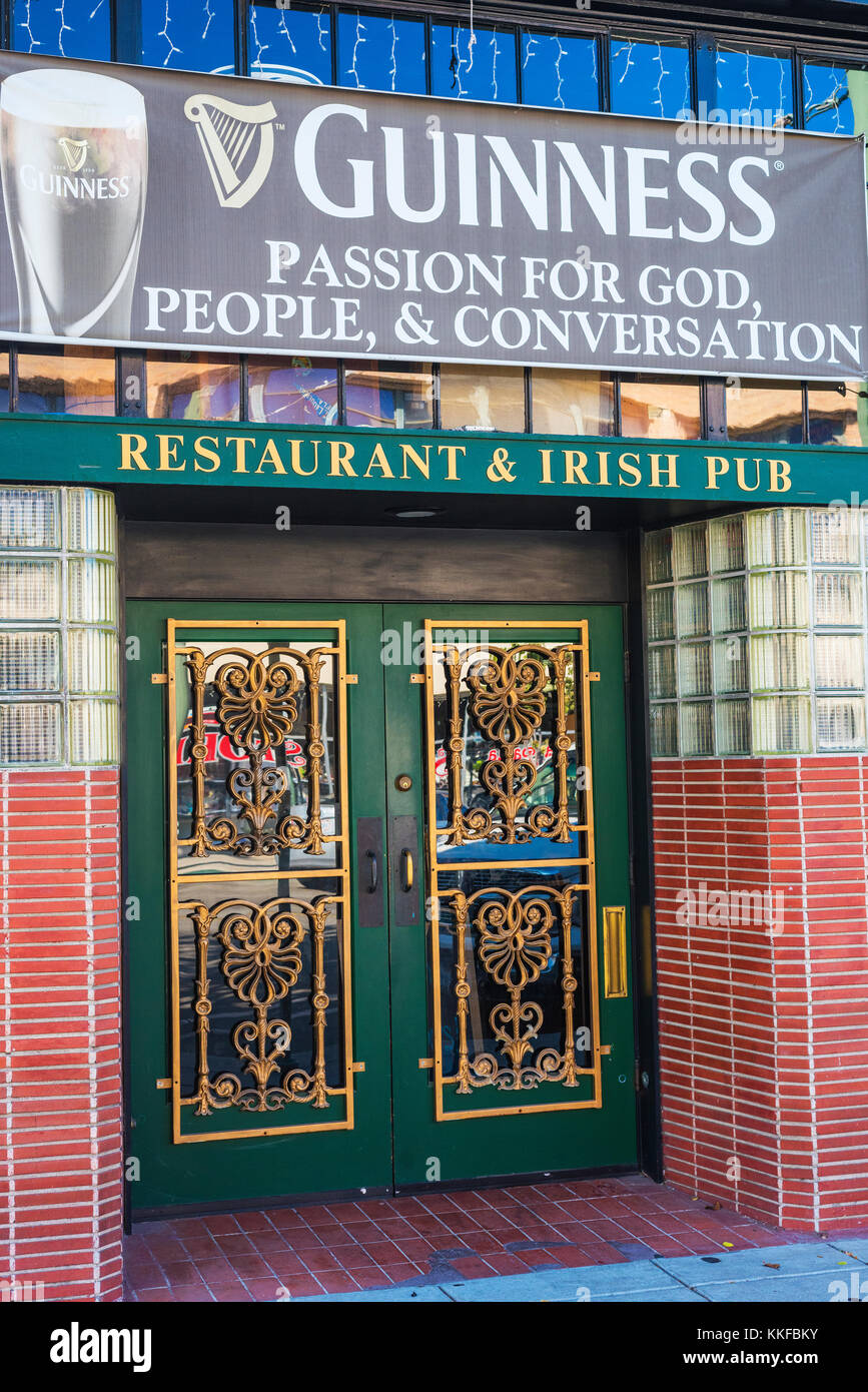 Birra guinness la passione per Dio irish pub nel centro storico di Santa Paula california Foto Stock