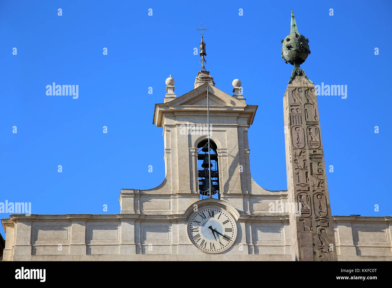 Obelisco di Montecitorio e il parlamento italiano sulla piazza di Montecitorio a Roma, Italia Foto Stock