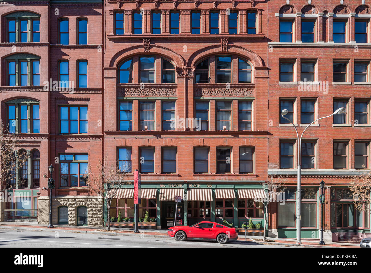 Xix secolo la costruzione di edifici commerciali nello storico quartiere di indumento downtown Kansas City. Foto Stock