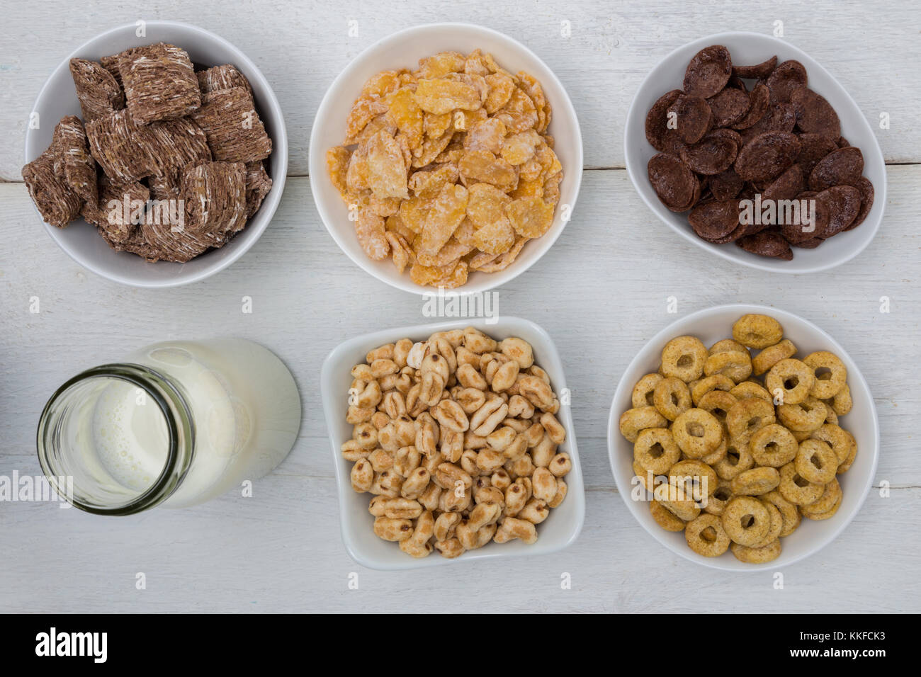 Varie conrflake cereali in ciotole e latte. Foto Stock