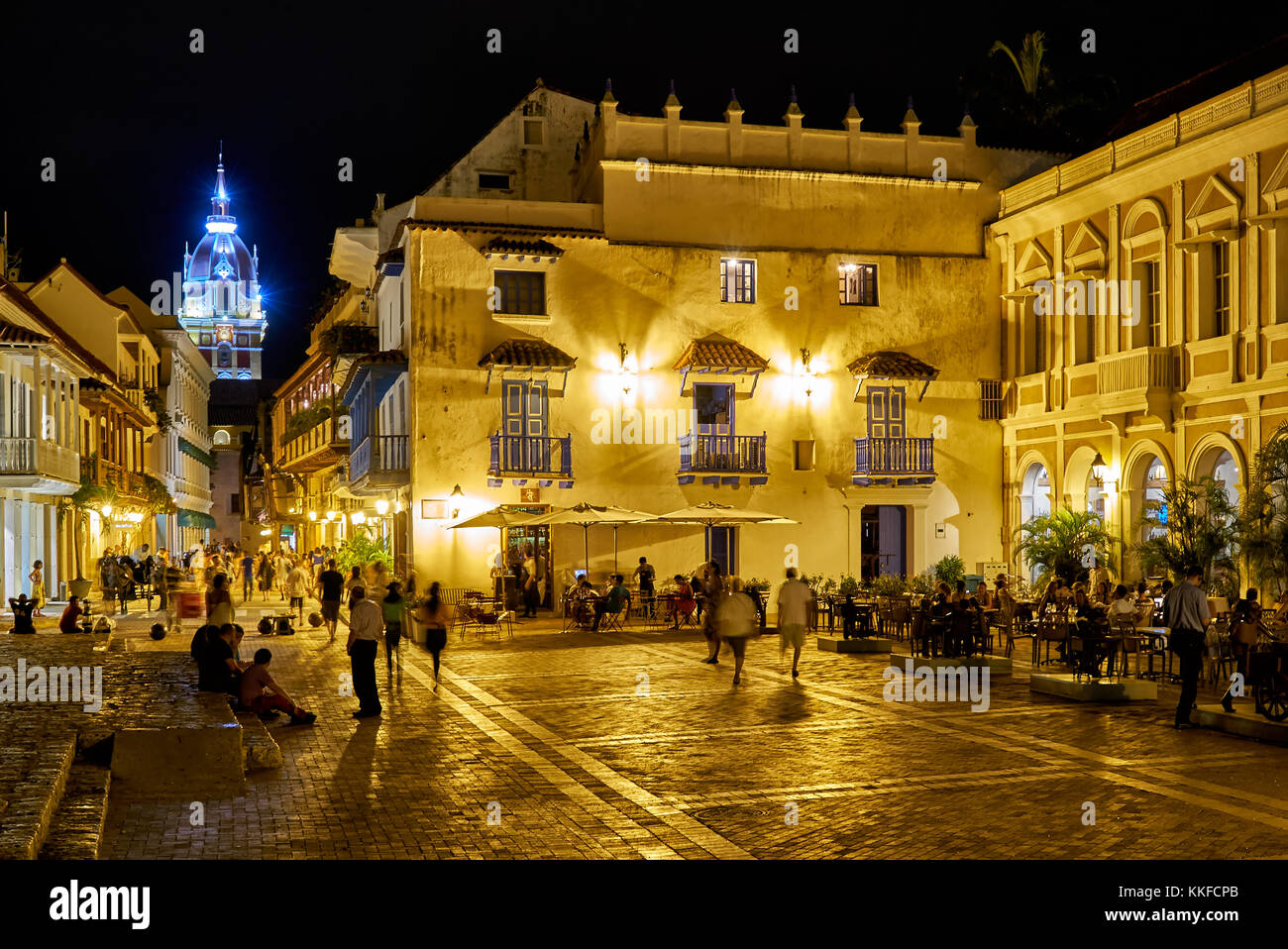 Night Shot di Plaza San Pedro Claver e scene di strada in Cartagena de Indias, Colombia, Sud America Foto Stock