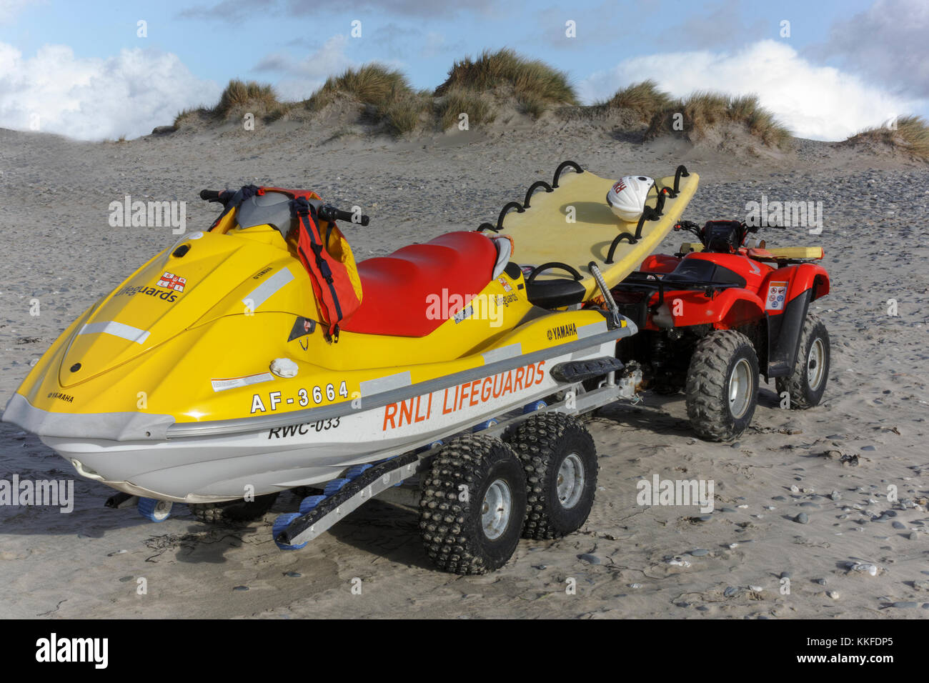 R.N.L.I moto d'acqua e tavola di salvataggio su un rimorchio trainato da un quad, sui faggi della Cornovaglia, nel sud-est dell'Inghilterra. Foto Stock