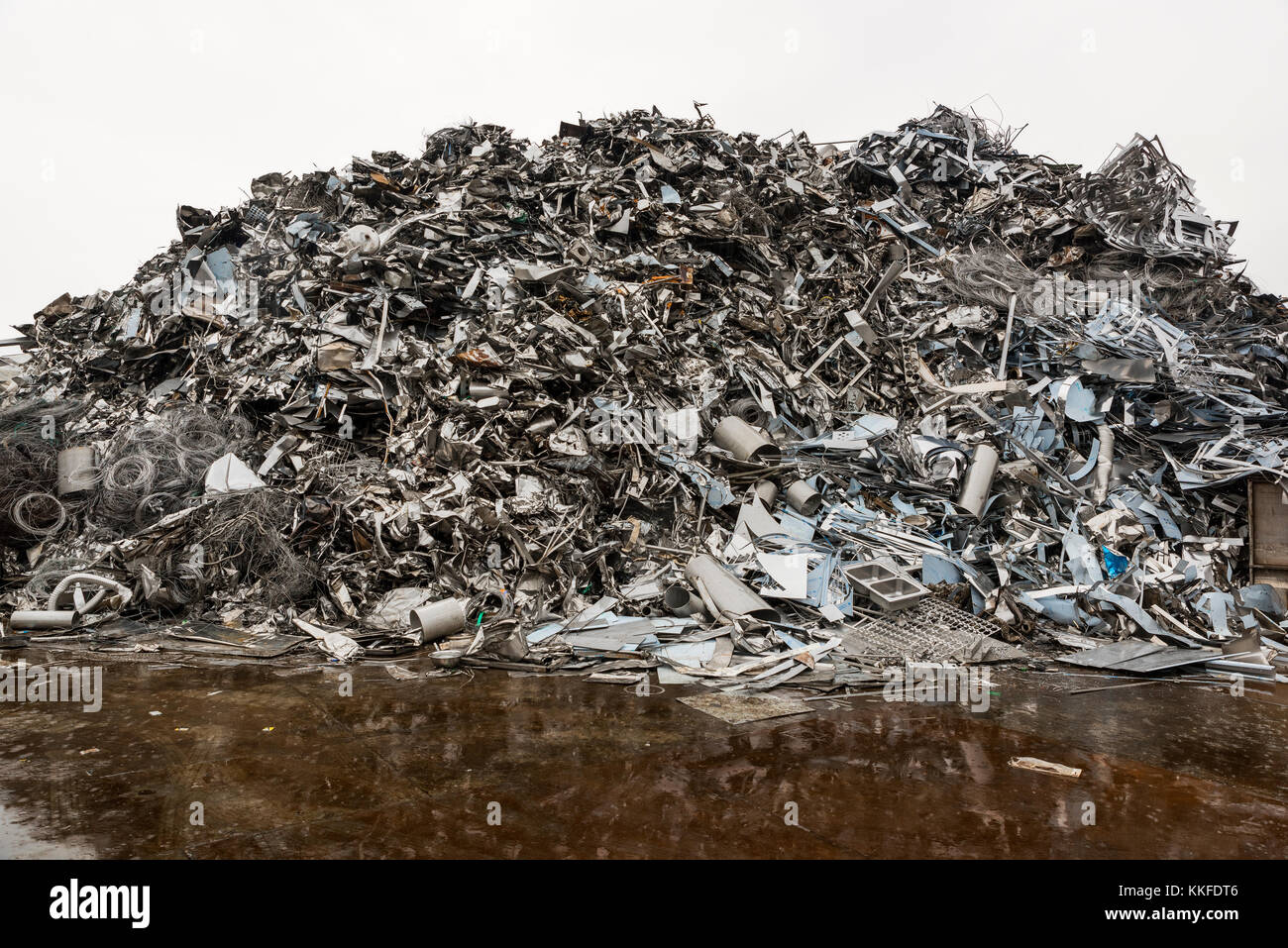 Montagne di rifiuti, oggetti di acciaio per essere riciclata Foto Stock