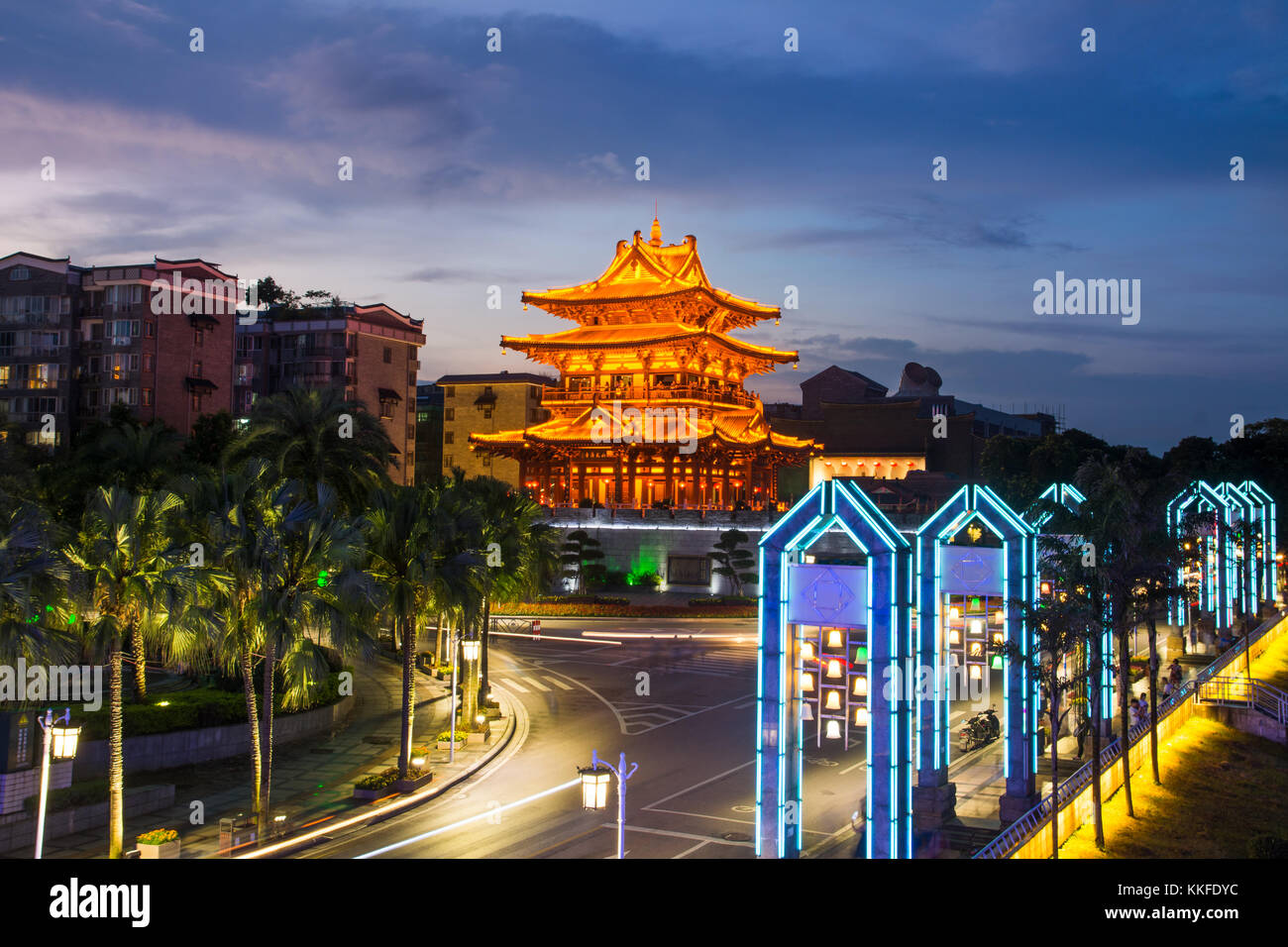 Guilin, famosa città di viaggio in Cina, Xiaoyao vista Torre al blue ora Foto Stock