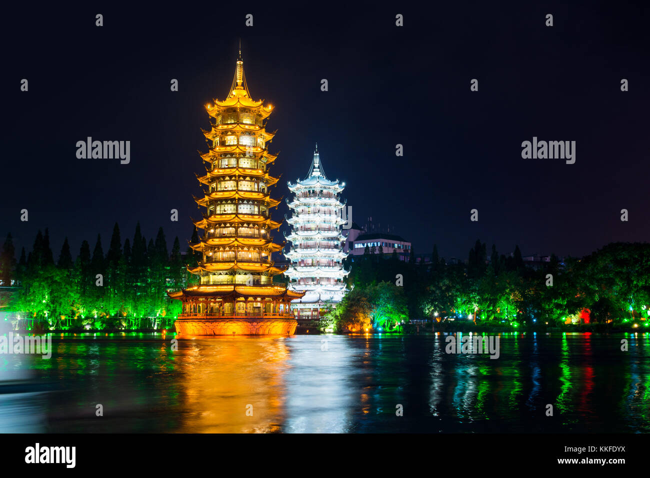 Twin towers nella città di Guilin nella provincia di Guangxi, Cina Foto Stock