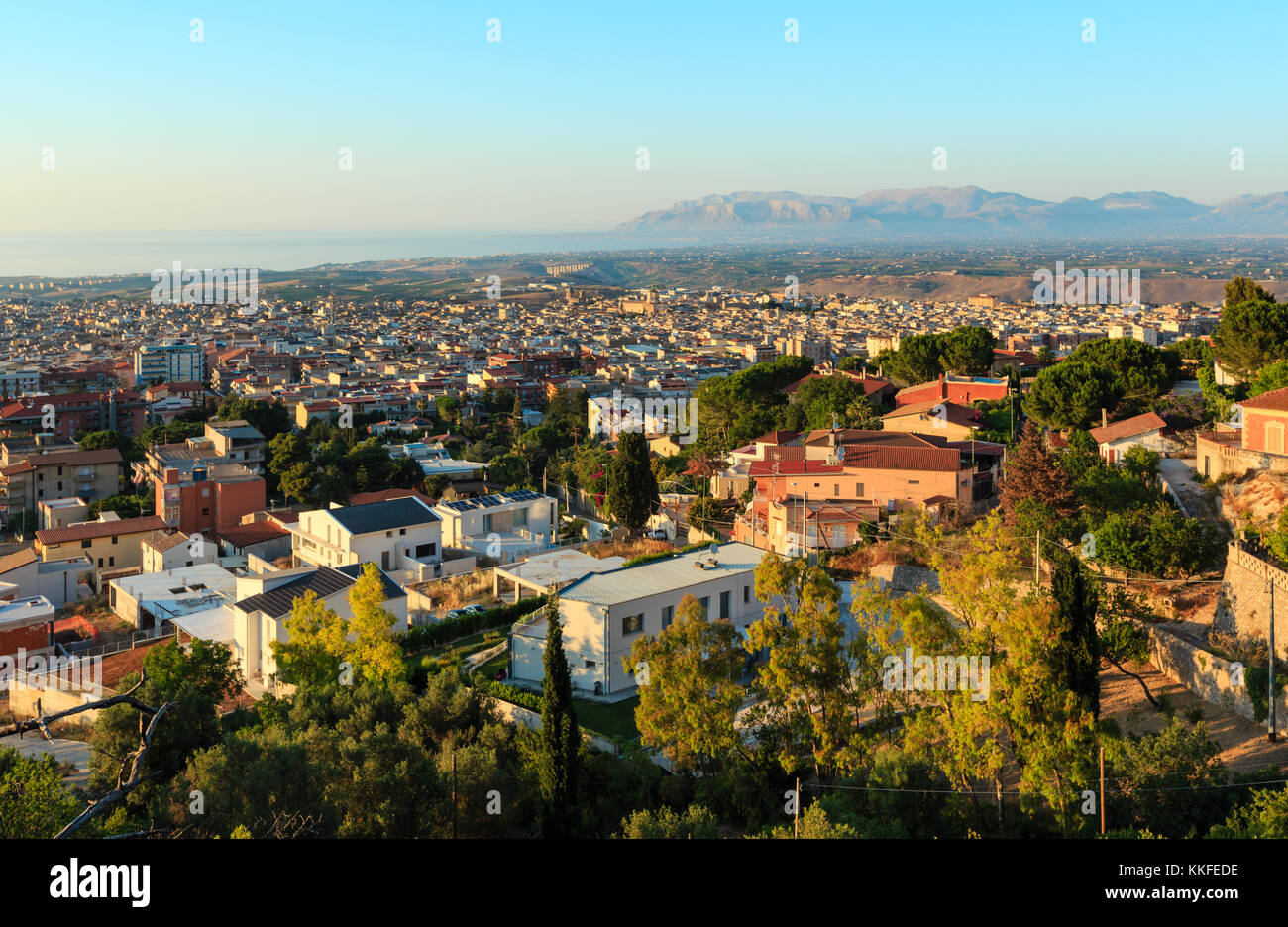 Vista serale a del Tirreno bay e Alcamo città dal punto di vista sopra (regione di Trapani, Sicilia, Italia). Foto Stock