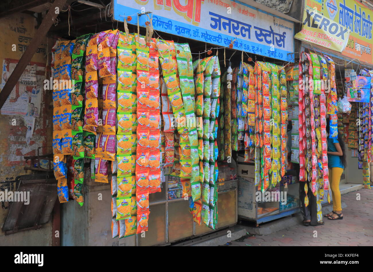 La gente visita Street chiosco shop nel centro cittadino di Mumbai in India. Foto Stock