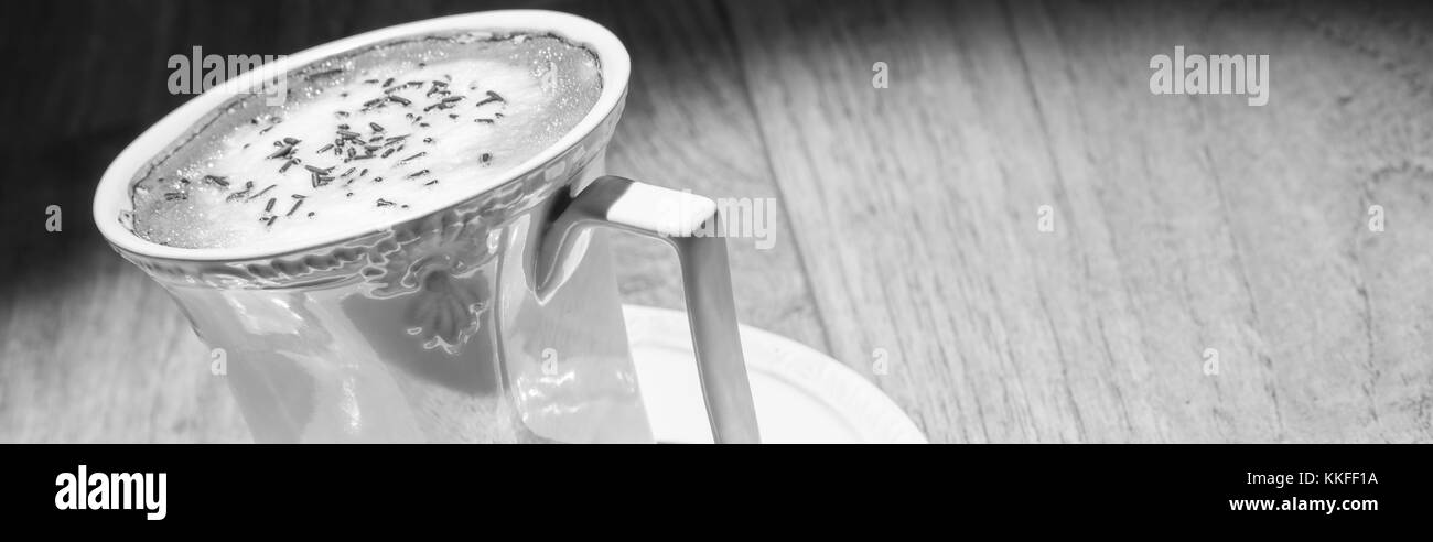 Cappuccino - caffè appena macinato in elegante colore bianco cup Foto Stock Cappuccino - caffè appena macinato in elegante colore bianco cup Foto Stock