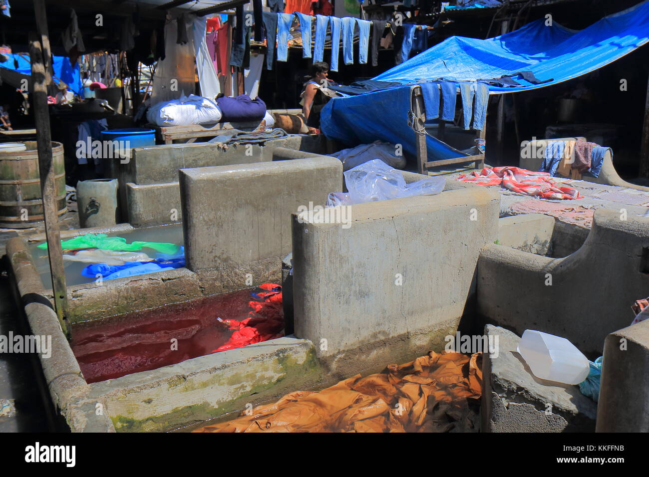 Uomo locale funziona in Dhobi Ghat lavanderia a Mumbai in India. Foto Stock