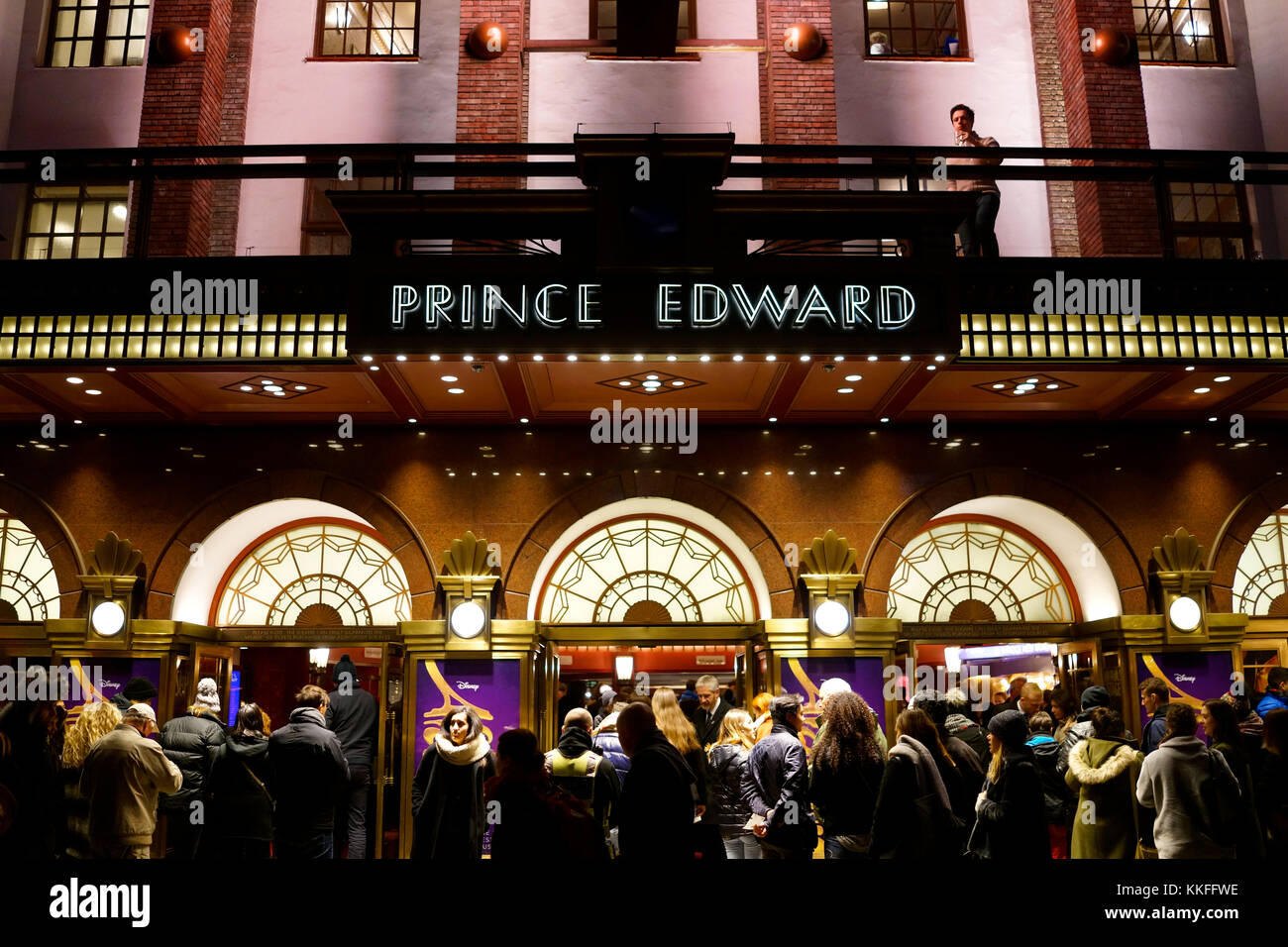 London Theatre pubblico anche al di fuori del Prince Edward Theatre Foto Stock