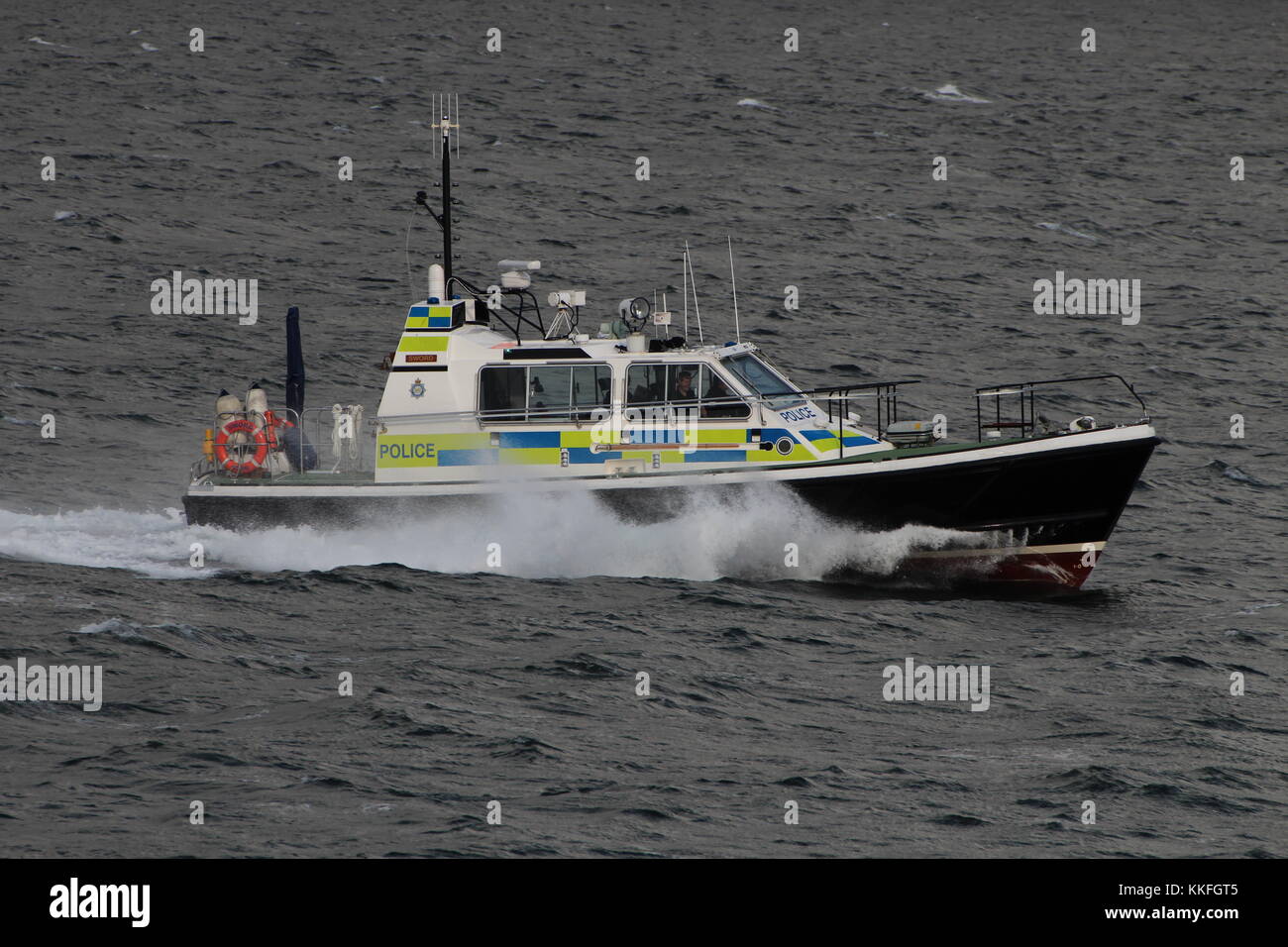 Mdp spada, un ministero della difesa del lancio di polizia, effettuando una scorta e compiti di vigilanza sul fiume Clyde durante l'esercizio comune della warrior 14-1. Foto Stock