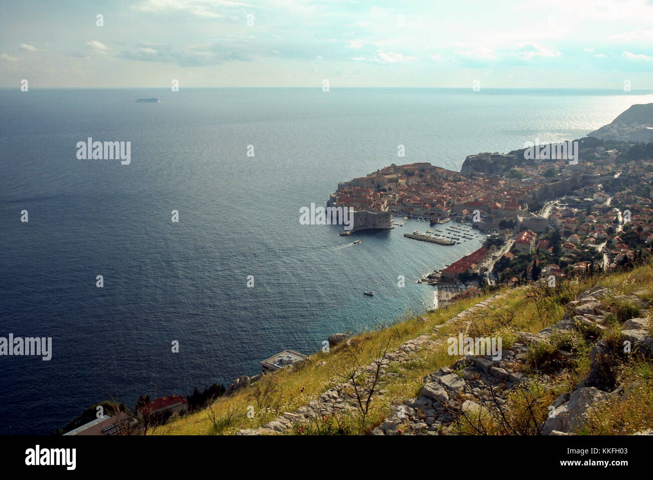 La città vecchia di Dubrovnik, Croazia, visto da sopra con il mare Adriatico in background. Il posto è uno dei maggiori hotspot per turismo croato Foto Stock