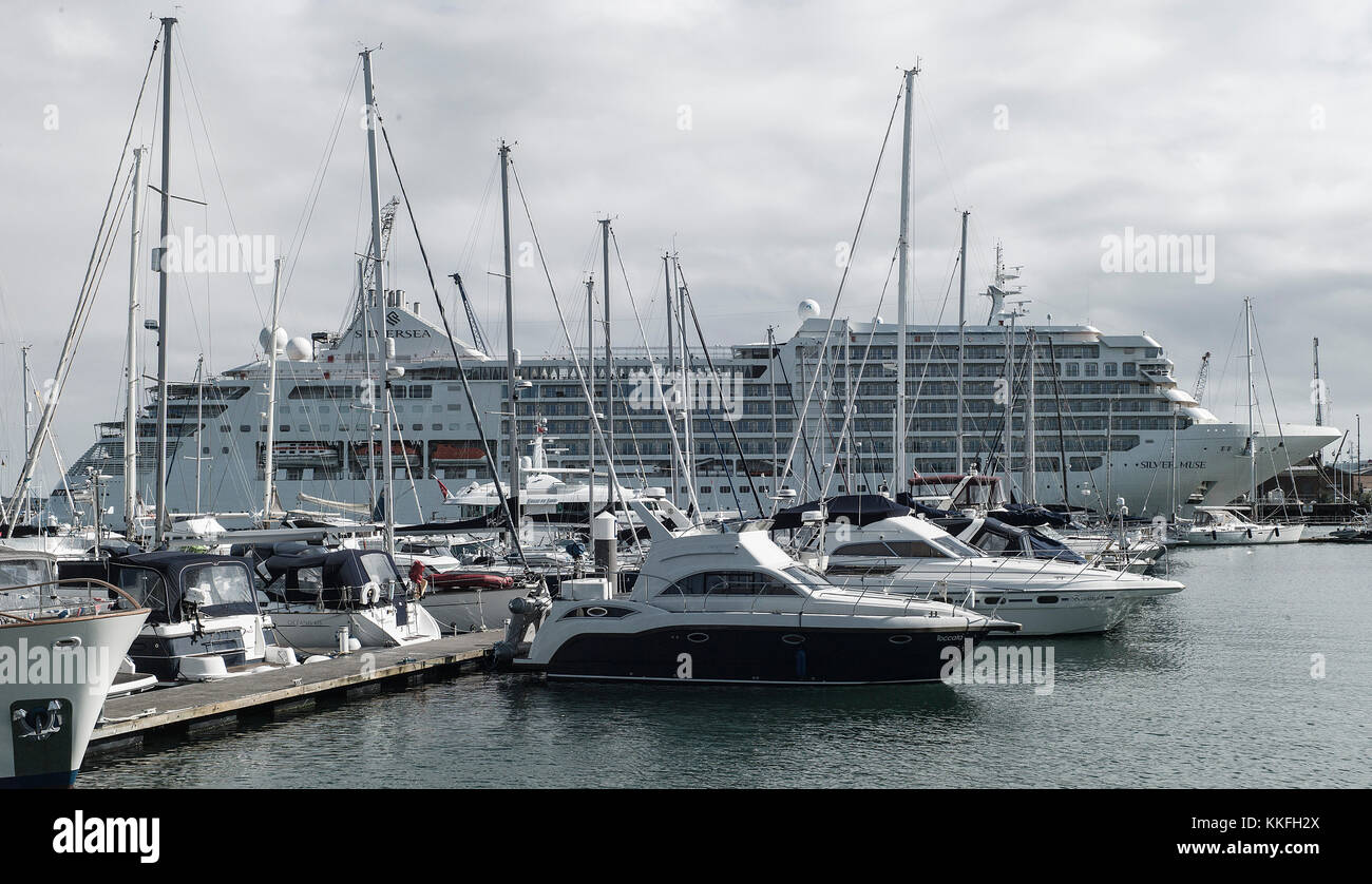 La crociera sul mare d'argento si ferma a Falmouth. Falmouth è una città, parrocchia civile e porto sul fiume Fal, sulla costa meridionale della Cornovaglia, Inghilterra, Regno Unito Foto Stock