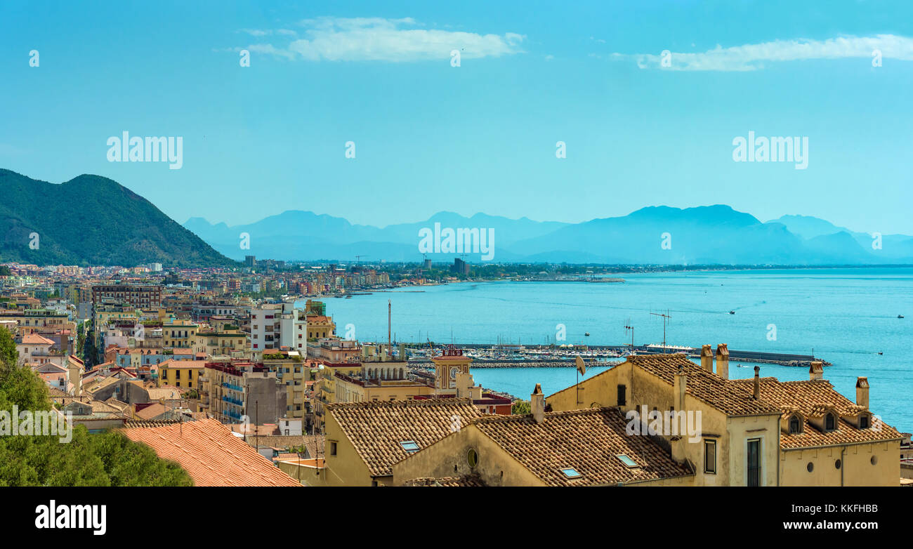 Salerno (Italia) - il centro storico e il porto della grande città sul mare Tirreno, regione Campania, Italia meridionale. Foto Stock