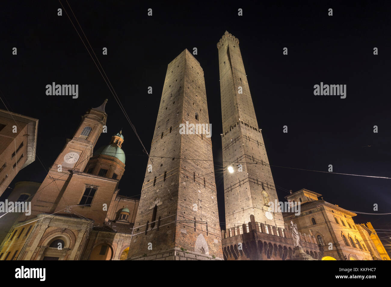 Vista della Torre degli Asinelli e Torre della Garisenda da Piazza di Porta Ravegnana piazza. Bologna, Emilia Romagna, Italia. Foto Stock