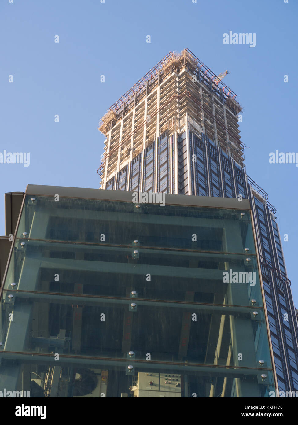 Ascensore di vetro ed alto edificio. Foto Stock