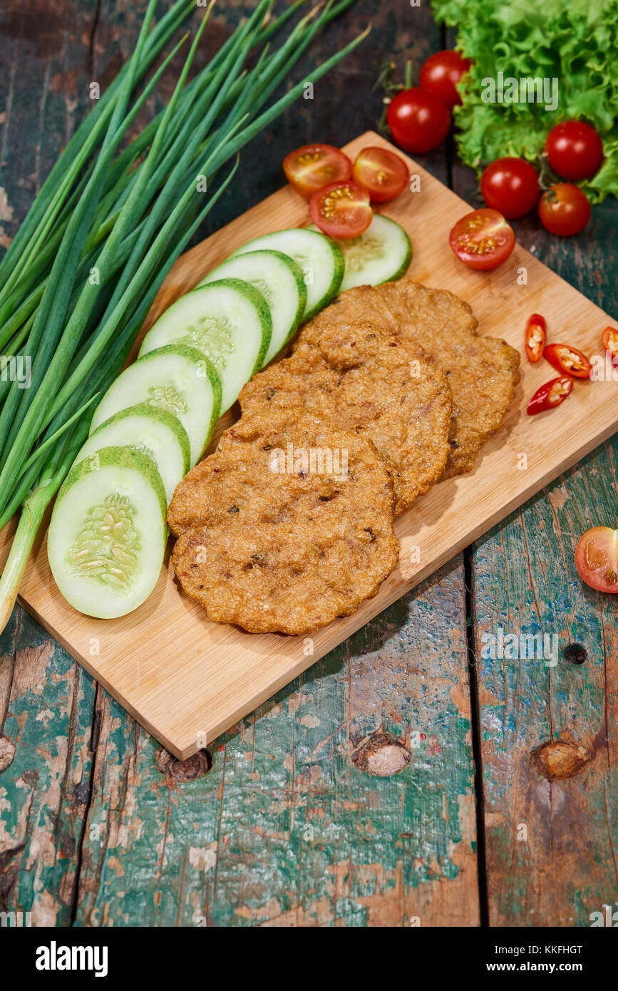 Cibo vietnamita. Asian snack con grigliate di pesce torta Foto Stock