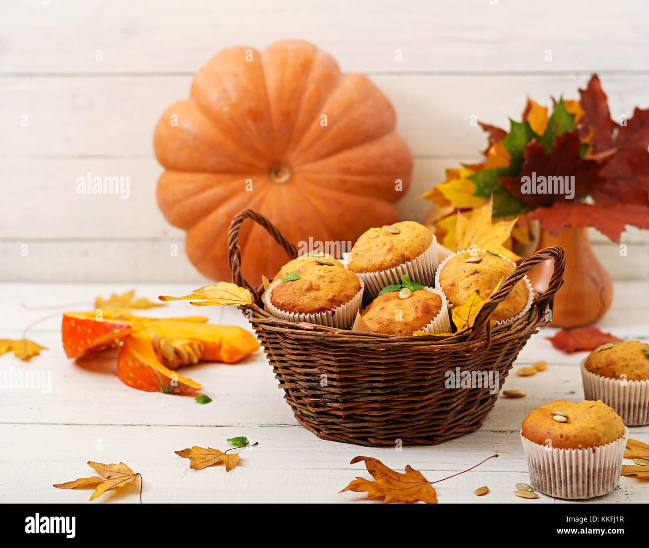 Appetitosi e rubicondo muffin con zucca e noce. Foto Stock