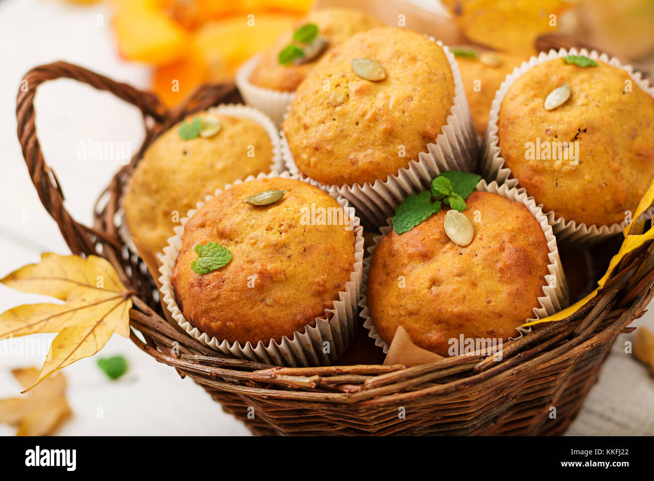 Appetitosi e rubicondo muffin con zucca e noce. Foto Stock