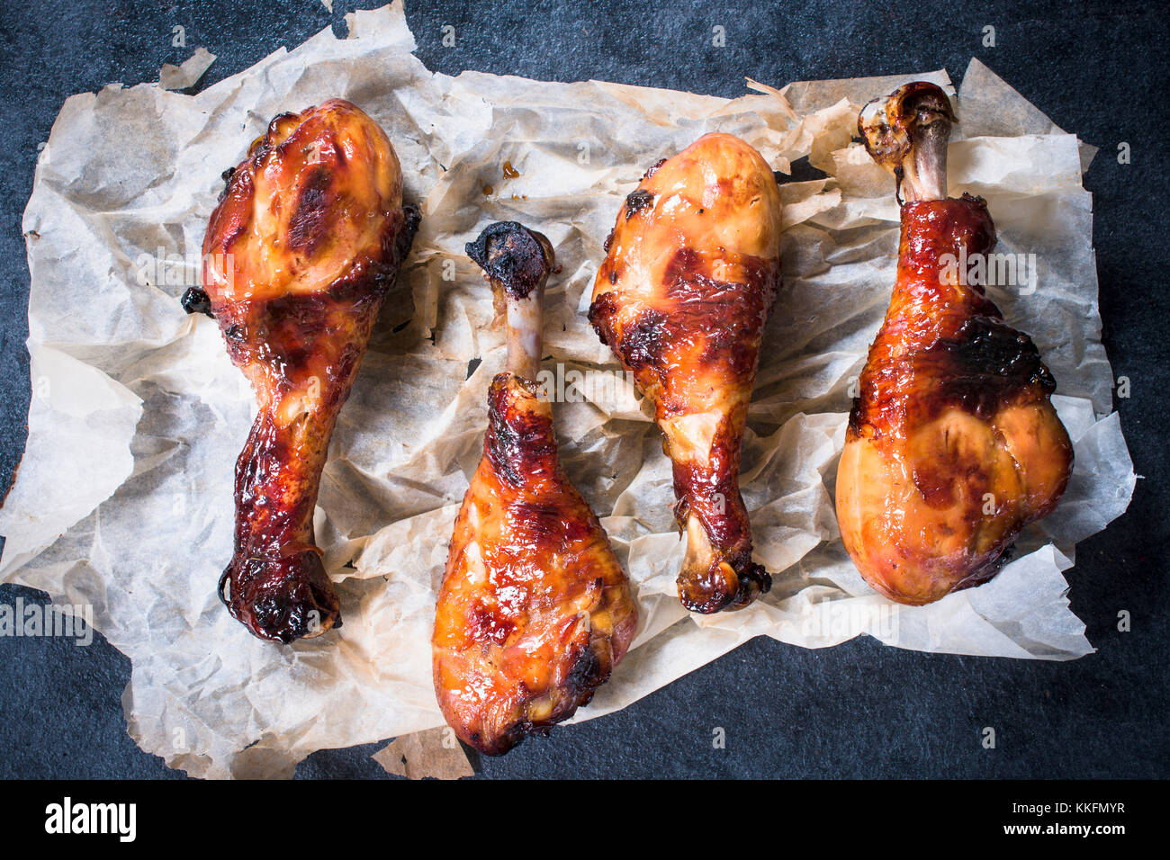 Quattro fried le cosce di pollo con miele e spezie,fuoco selettivo Foto Stock