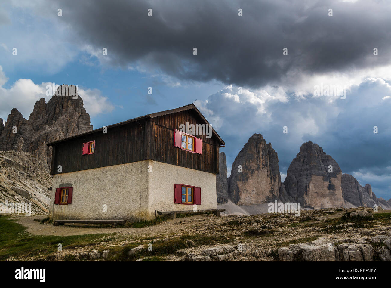 Dreizinnenhütte di fronte a tre cime, Parco Naturale tre cime, Dolomiti Sesto, Alto Adige, Italia Foto Stock