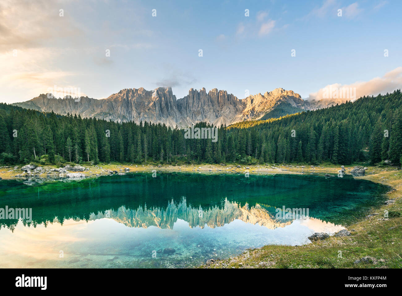 Latemar montagna e lago di Carezza, Dolomiti, Alto Adige, Italia Foto Stock