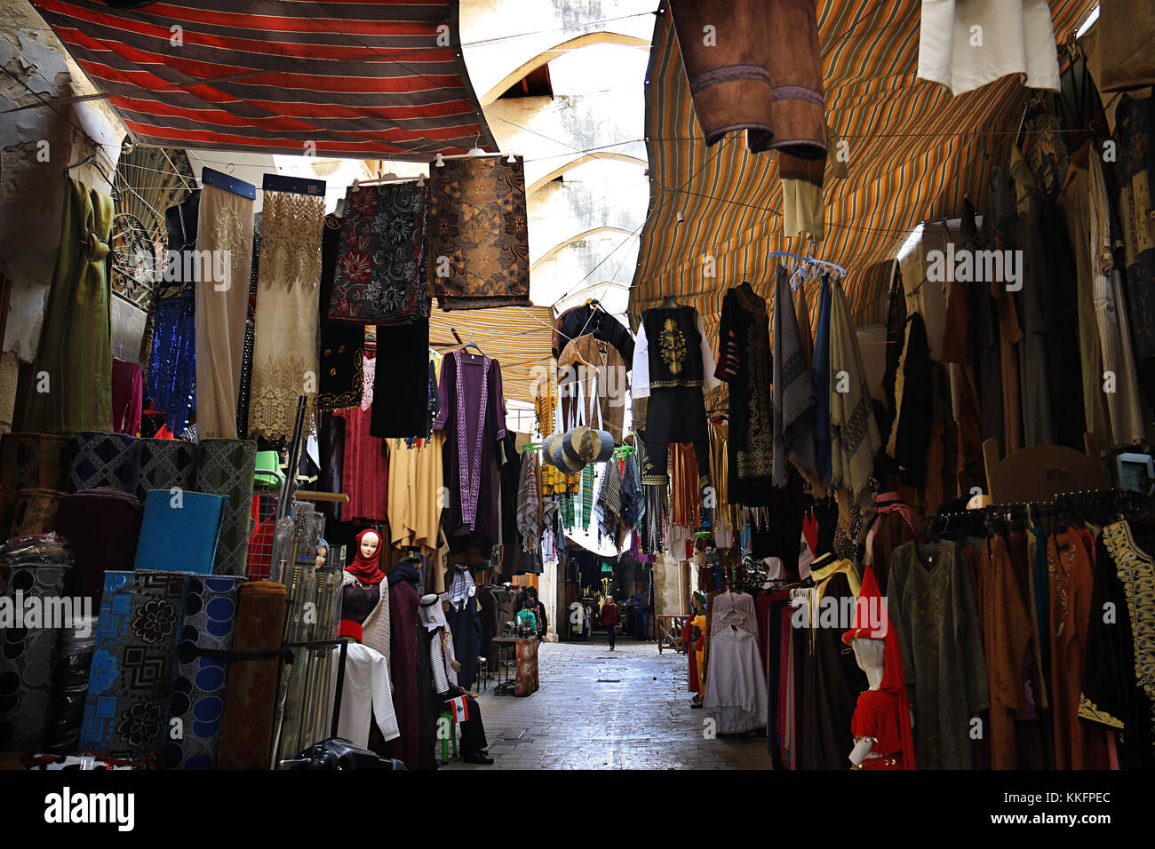 Un mercato di vestiti in un tradizionale vecchio souk di Tripoli, Libano. Foto Stock