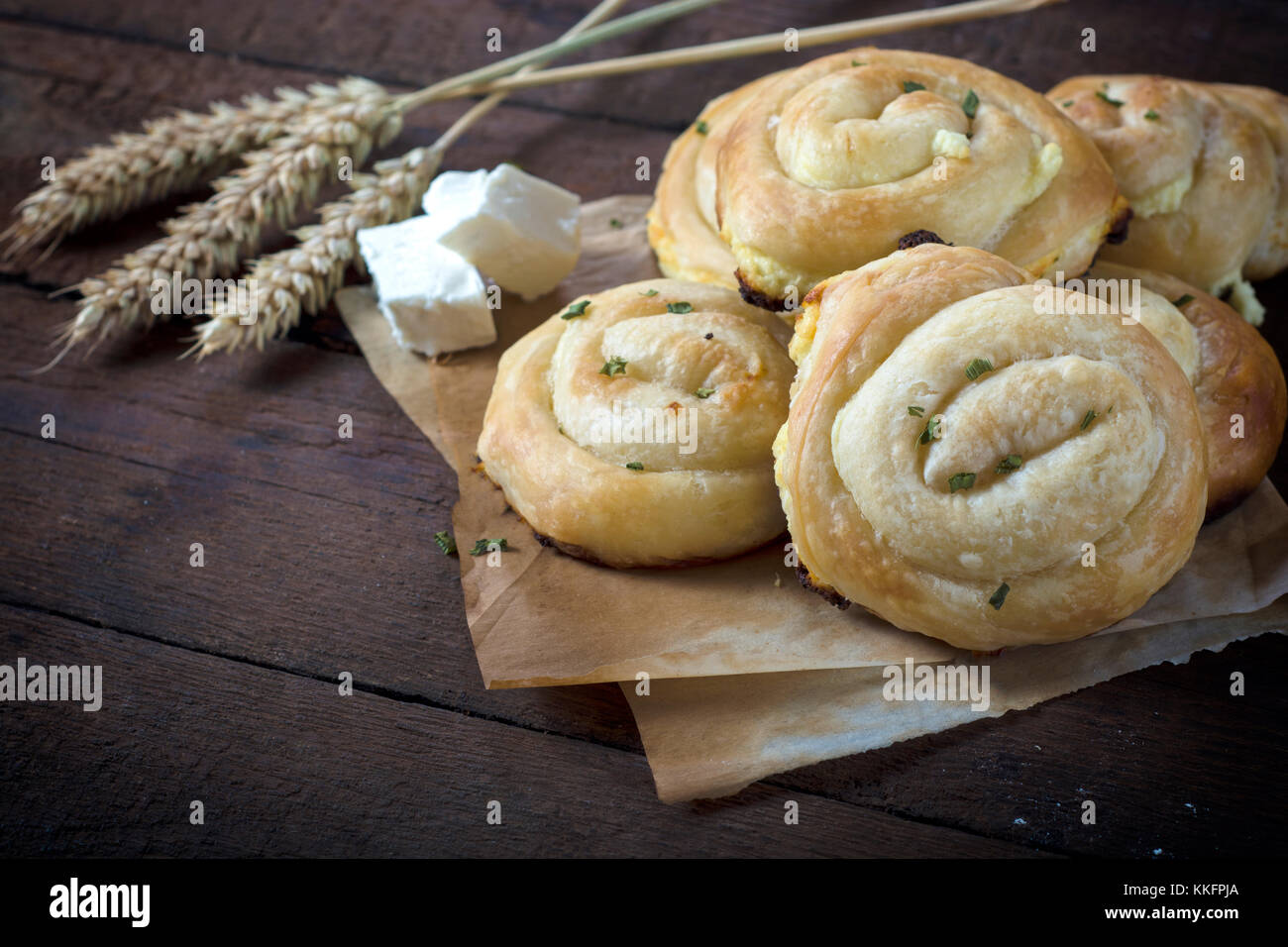 Mini torte di formaggio sul tavolo di legno.Il fuoco selettivo sulla parte anteriore mini torta di formaggio Foto Stock