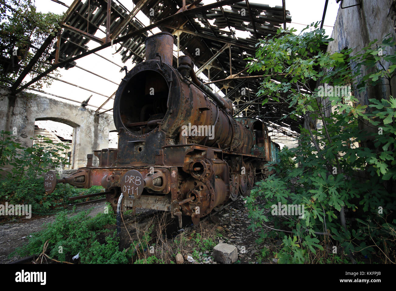 Un arrugginito, abbandonato treno a vapore a Tripoli, in Libano. Foto Stock