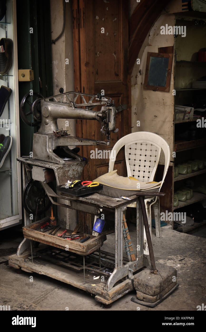 Un calzolaio tradizionale atelier in un vecchio souk di Tripoli, Libano. Foto Stock