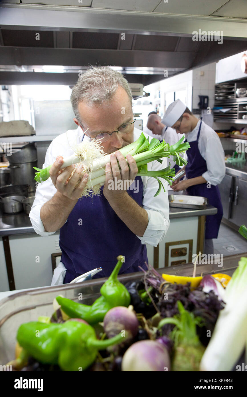 Ristorante l'Arpege a Parigi, cuoco: Alain Passard, 3 stelle Michelin. Alain Passard che lavora in cucina, puzza di porri Foto Stock